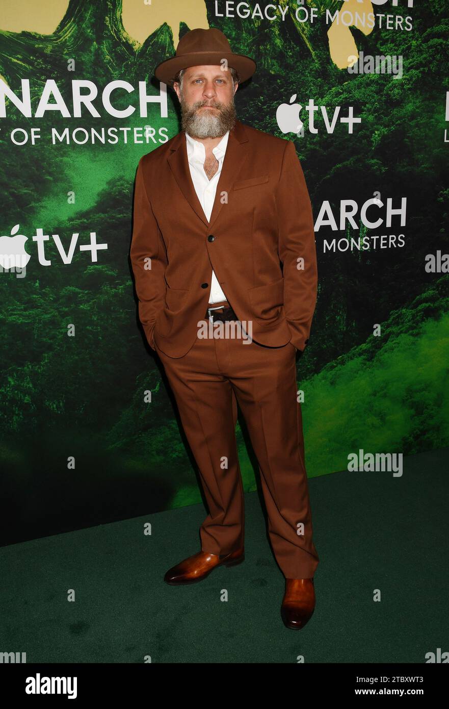 West Hollywood, California, USA. 8 dicembre 2023. Joe Tippett partecipa alla nuova serie di Apple TV "Monarch: Legacy of Monsters" Photo Call al London West Hollywood di Beverly Hills l'8 dicembre 2023 a West Hollywood, California. Crediti: Jeffrey Mayer/JTM Photos/Media Punch/Alamy Live News Foto Stock