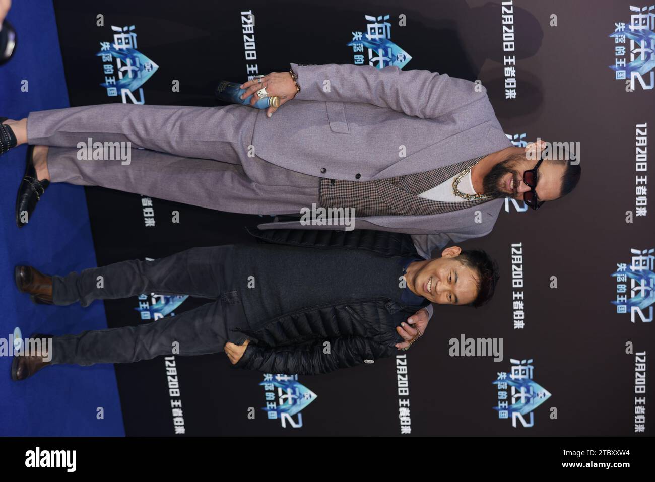 SHANGHAI, CINA - 9 DICEMBRE 2023 - il regista James Wan e l'attore principale Jason Momoa partecipano al roadshow per il film Aquaman and the Lost Kingdom in SH Foto Stock
