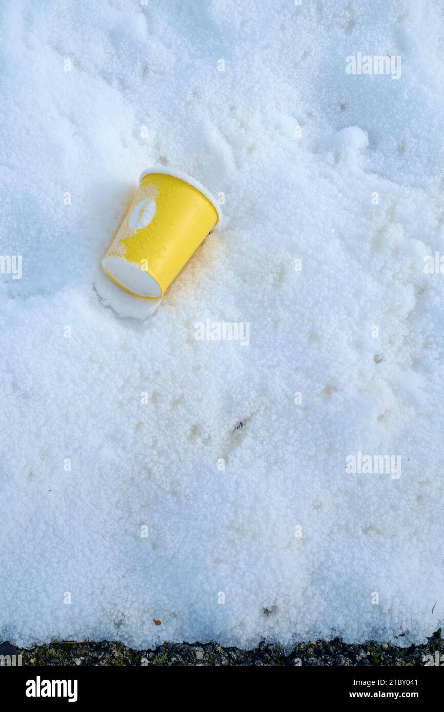 tazza di bibite usa e getta scartata sul marciapiede, giacente sulla neve, villaggio rurale della contea di zala, ungheria Foto Stock