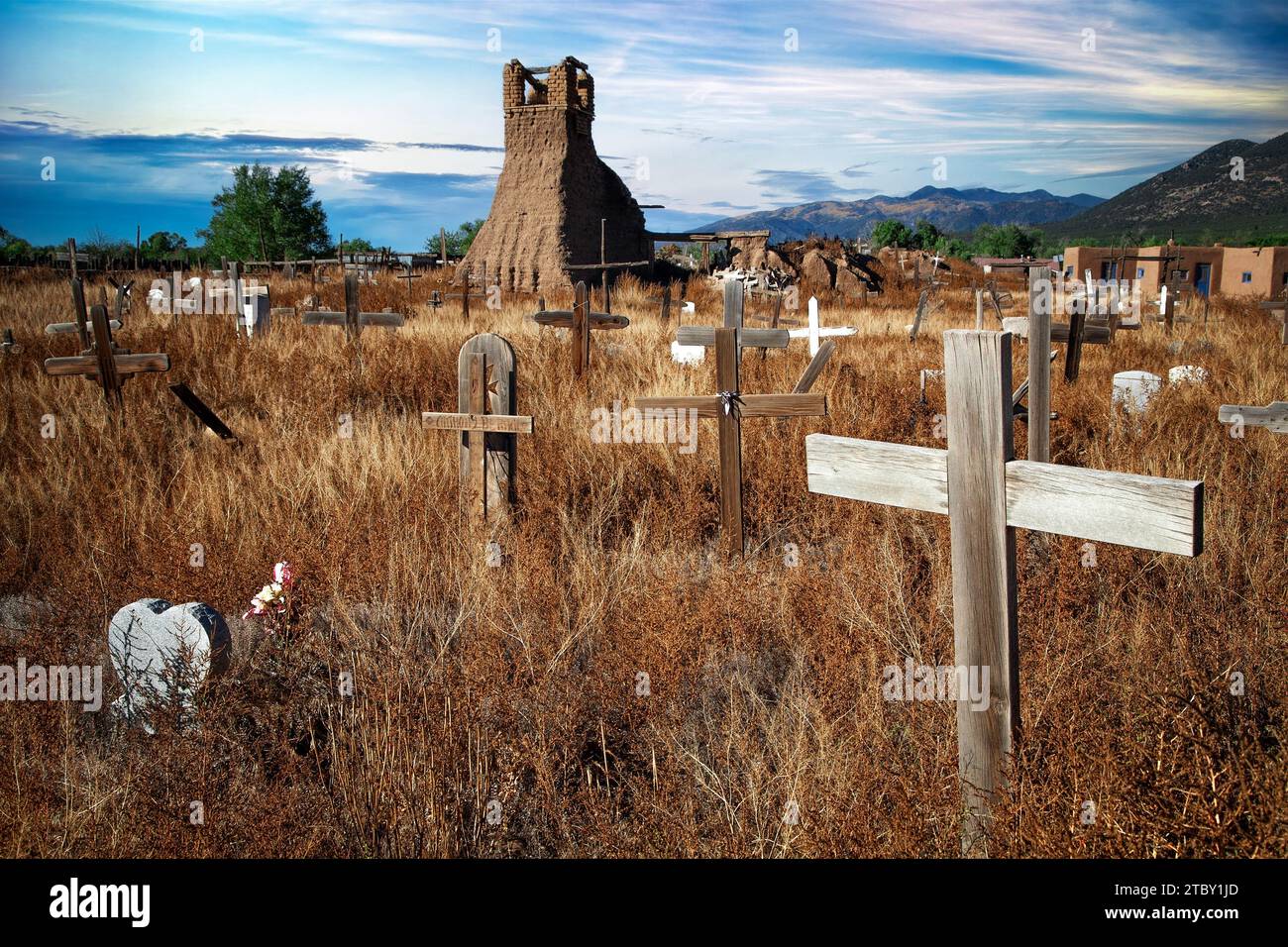 Attraversa un campo che circonda i resti di una vecchia chiesa a Taos Pueblo, New Mexico. Foto Stock