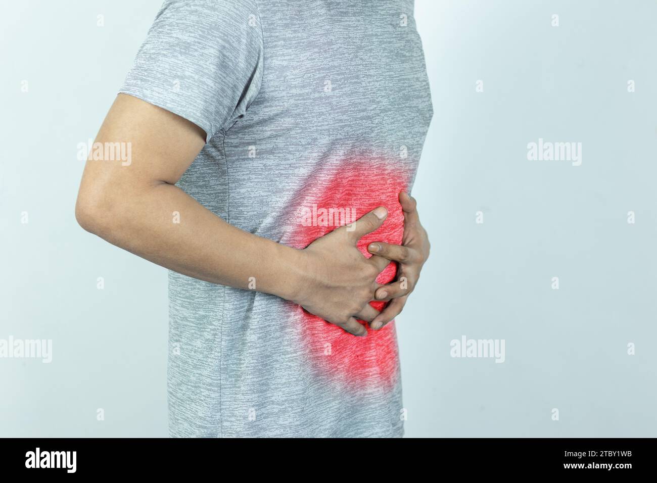 Uomo che soffre di forte dolore allo stomaco. Mano di ragazzo maturo che tiene addome soffre di dolore, diarrea o problema di indigestione. Foto Stock