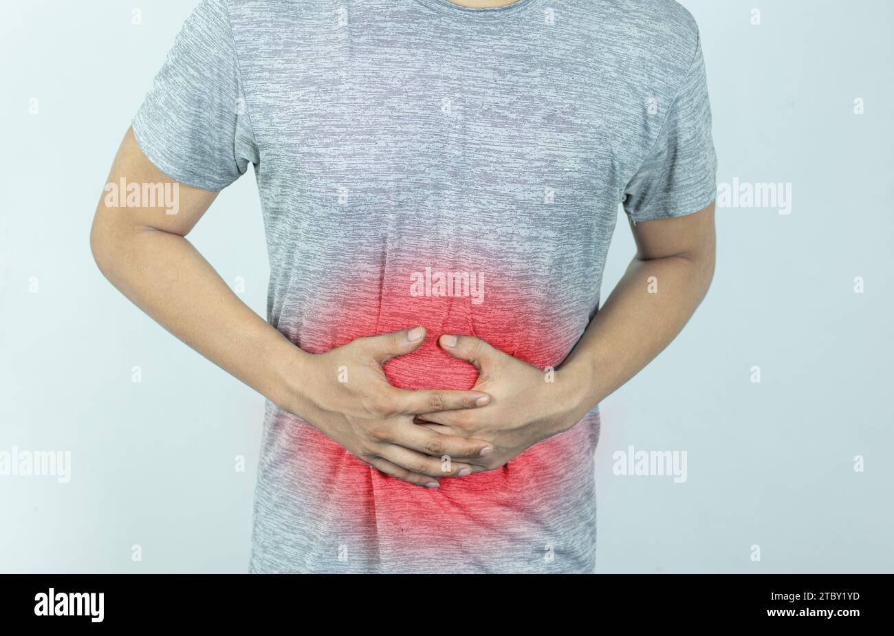 Uomo che soffre di forte dolore allo stomaco. Mano di ragazzo maturo che tiene addome soffre di dolore, diarrea o problema di indigestione. Foto Stock
