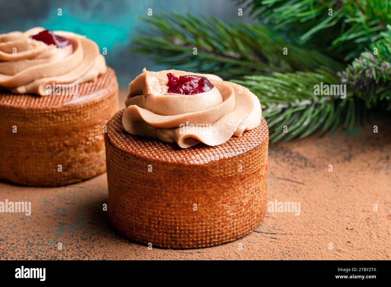 Torte ripiene di panna e marmellata di ciliegie. Box eclairs. Concetto di Capodanno e vacanze. Copia spazio Foto Stock