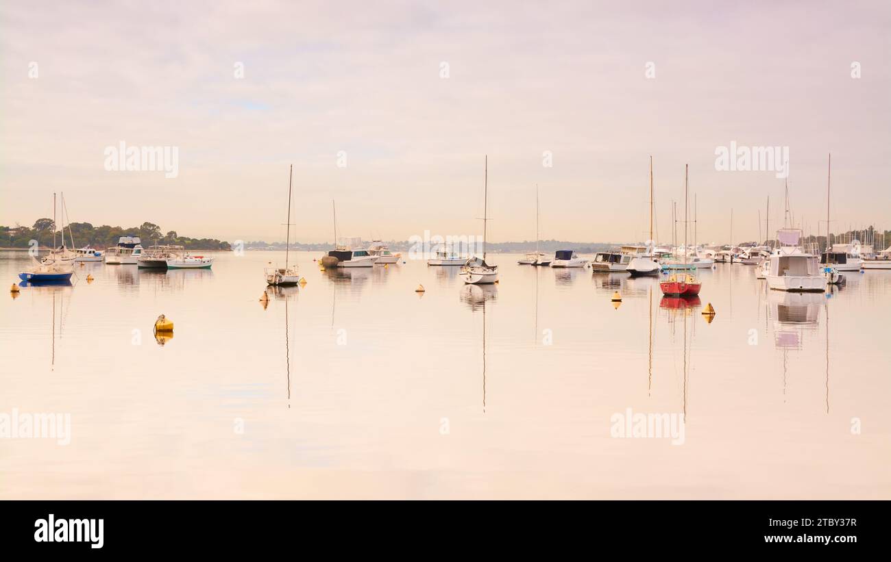 Barche e yacht con riflessi sulla Freshwater Bay sul fiume Swan nel sobborgo di Peppermint Grove, Perth, Australia Occidentale. Foto Stock