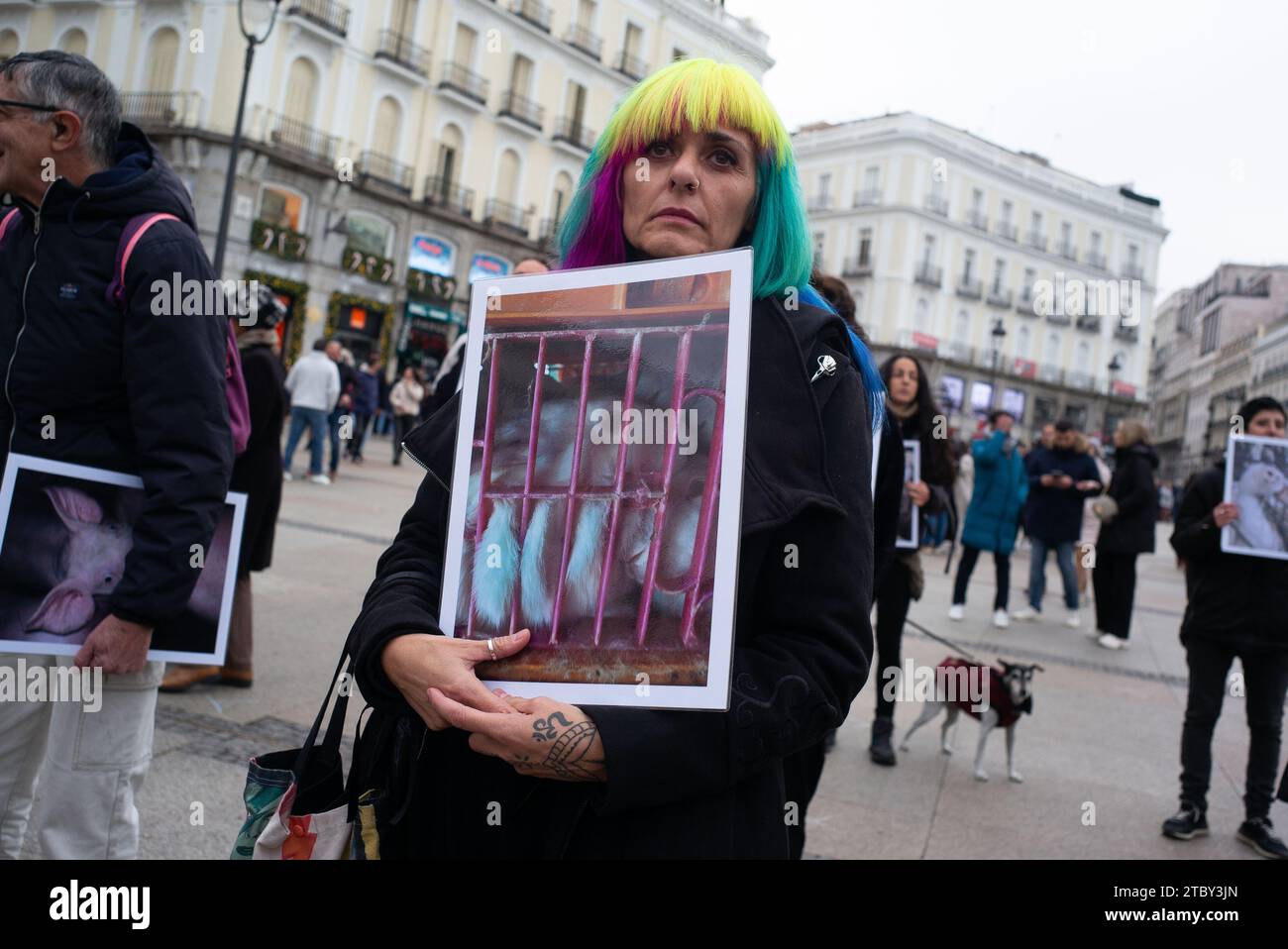 Madrid, Spagna. 9 dicembre 2023. Decine di persone tengono fotografie di animali durante una manifestazione per la giornata internazionale dei diritti degli animali a Puerta del Sol, il 9 dicembre 2023, a Madrid, in Spagna. (Foto di Oscar Gonzalez/Sipa USA) (foto di Oscar Gonzalez/Sipa USA) credito: SIPA USA/Alamy Live News Foto Stock