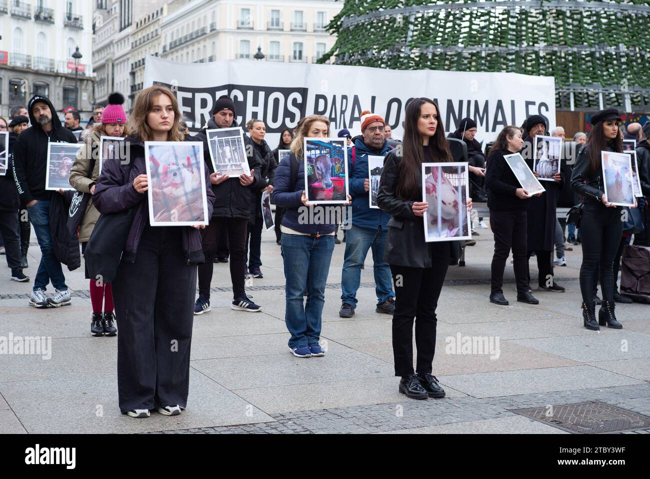 Madrid, Spagna. 9 dicembre 2023. Decine di persone tengono fotografie di animali durante una manifestazione per la giornata internazionale dei diritti degli animali a Puerta del Sol, il 9 dicembre 2023, a Madrid, in Spagna. (Foto di Oscar Gonzalez/Sipa USA) (foto di Oscar Gonzalez/Sipa USA) credito: SIPA USA/Alamy Live News Foto Stock