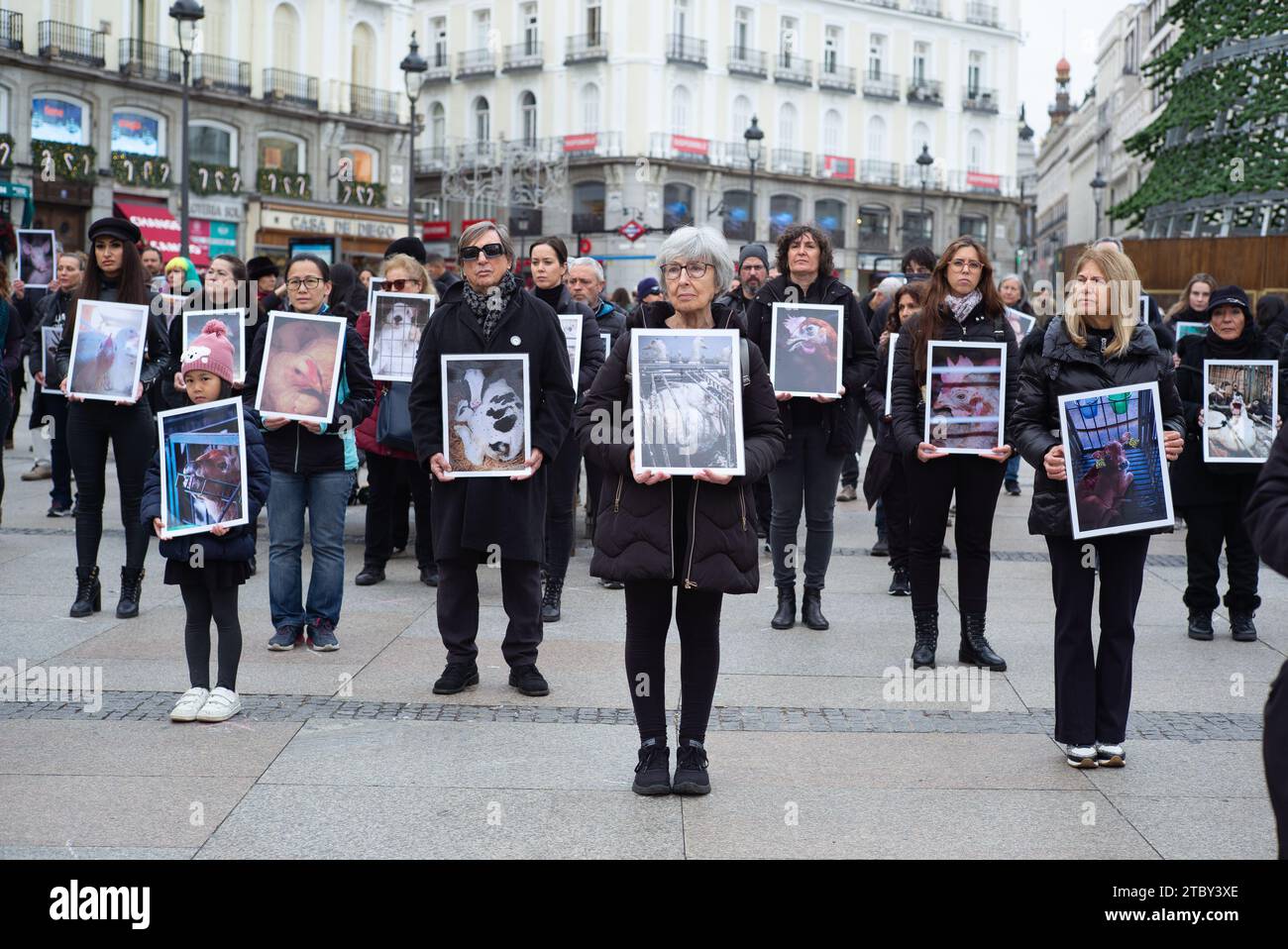 Madrid, Spagna. 9 dicembre 2023. Decine di persone tengono fotografie di animali durante una manifestazione per la giornata internazionale dei diritti degli animali a Puerta del Sol, il 9 dicembre 2023, a Madrid, in Spagna. (Foto di Oscar Gonzalez/Sipa USA) (foto di Oscar Gonzalez/Sipa USA) credito: SIPA USA/Alamy Live News Foto Stock