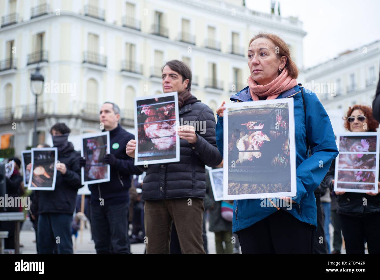 Madrid, Spagna. 9 dicembre 2023. Decine di persone tengono fotografie di animali durante una manifestazione per la giornata internazionale dei diritti degli animali a Puerta del Sol, il 9 dicembre 2023, a Madrid, in Spagna. (Foto di Oscar Gonzalez/Sipa USA) (foto di Oscar Gonzalez/Sipa USA) credito: SIPA USA/Alamy Live News Foto Stock