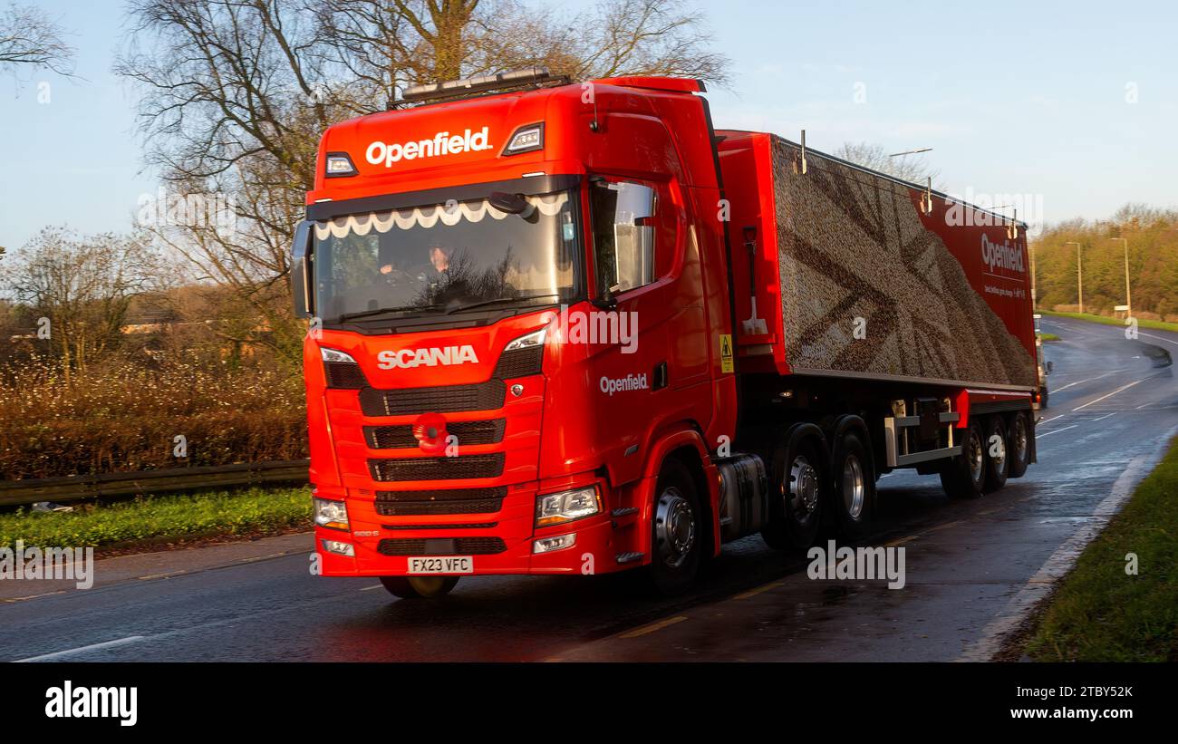 Milton Keynes, Bucks, Regno Unito - 12 dicembre 2023: 2023 camion rosso Scania che viaggia su una strada britannica Foto Stock