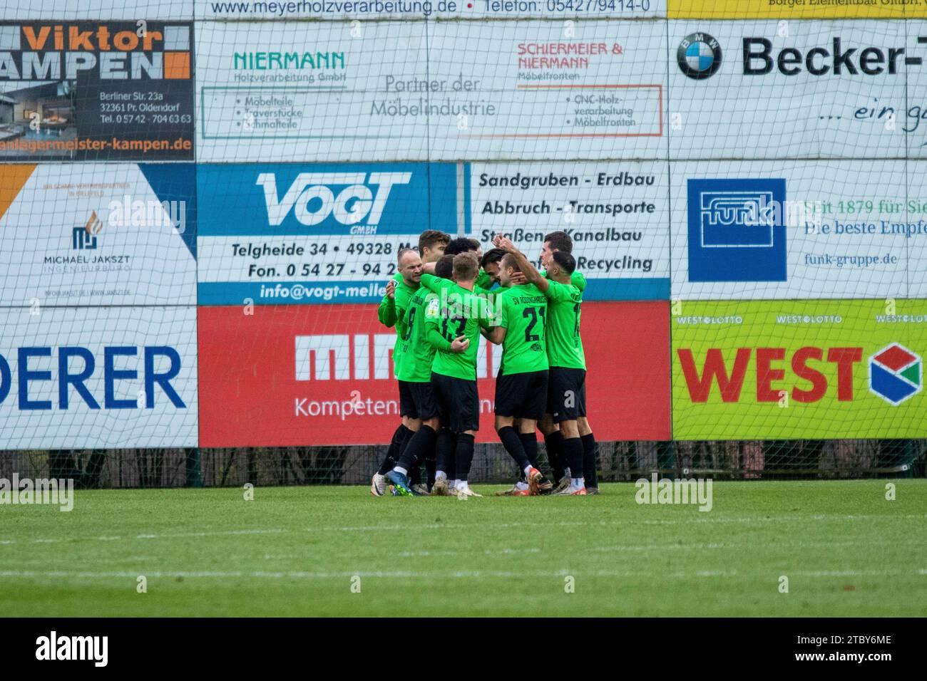 Rödinghausen, Deutschland 09. Dicembre 2023: Regionalliga West - 2023/2024 - SV Rödinghausen vs. 1 FC. Bocholt IM Bild: Die Mannschaft von SV Rödinghausen feiert das Tor zum 1:0. Foto Stock