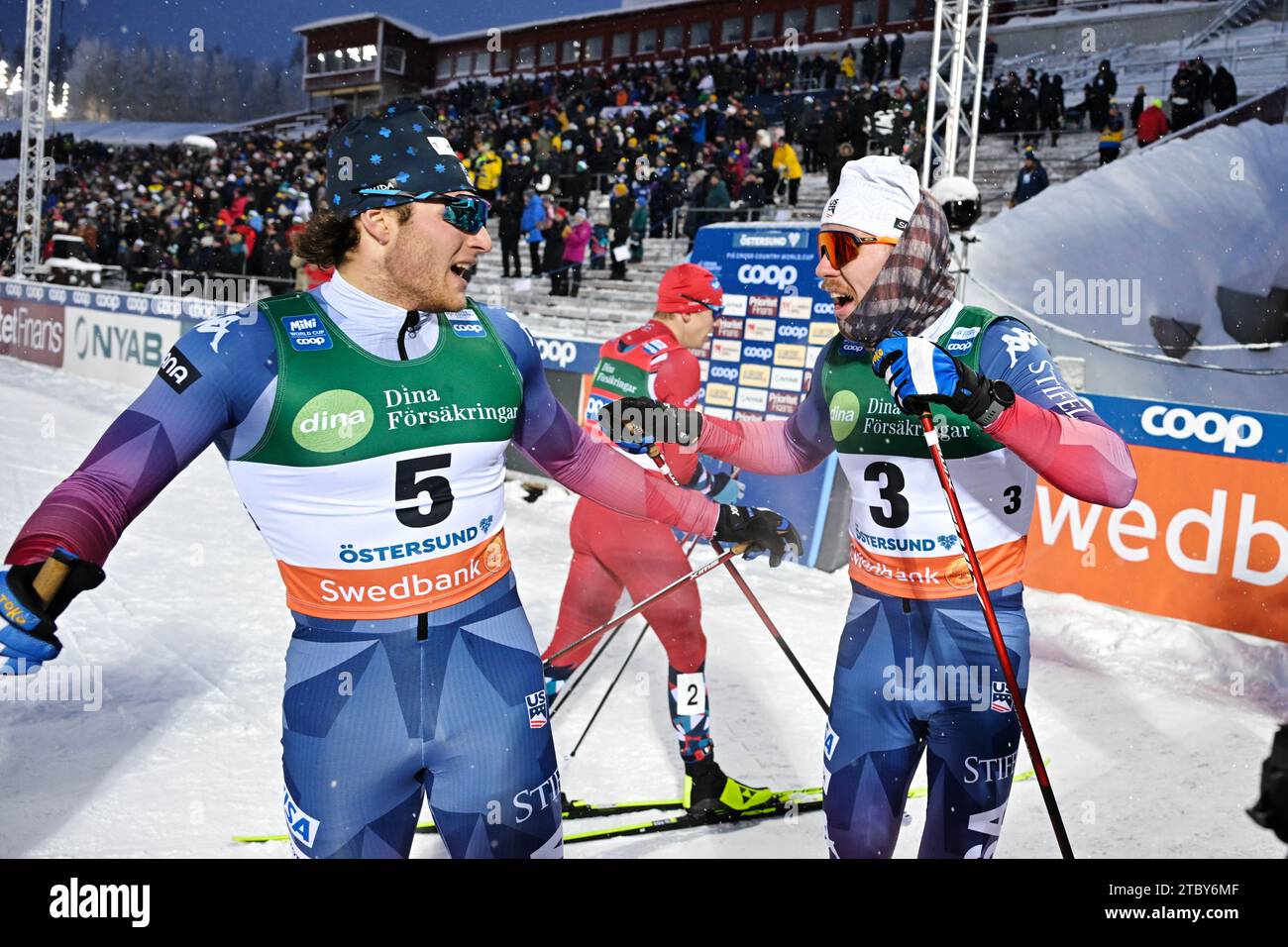 Östersund, SVEZIA 20231209James Schoonmaker (USA) e Ben Ogden (USA) dopo la finale maschile sprint di sabato nella coppa del mondo di sci di fondo allo stadio Östersund di Ostersund, Svezia, il 9 dicembre 2023. Foto: Anders Wiklund / TT / codice 10040 Foto Stock