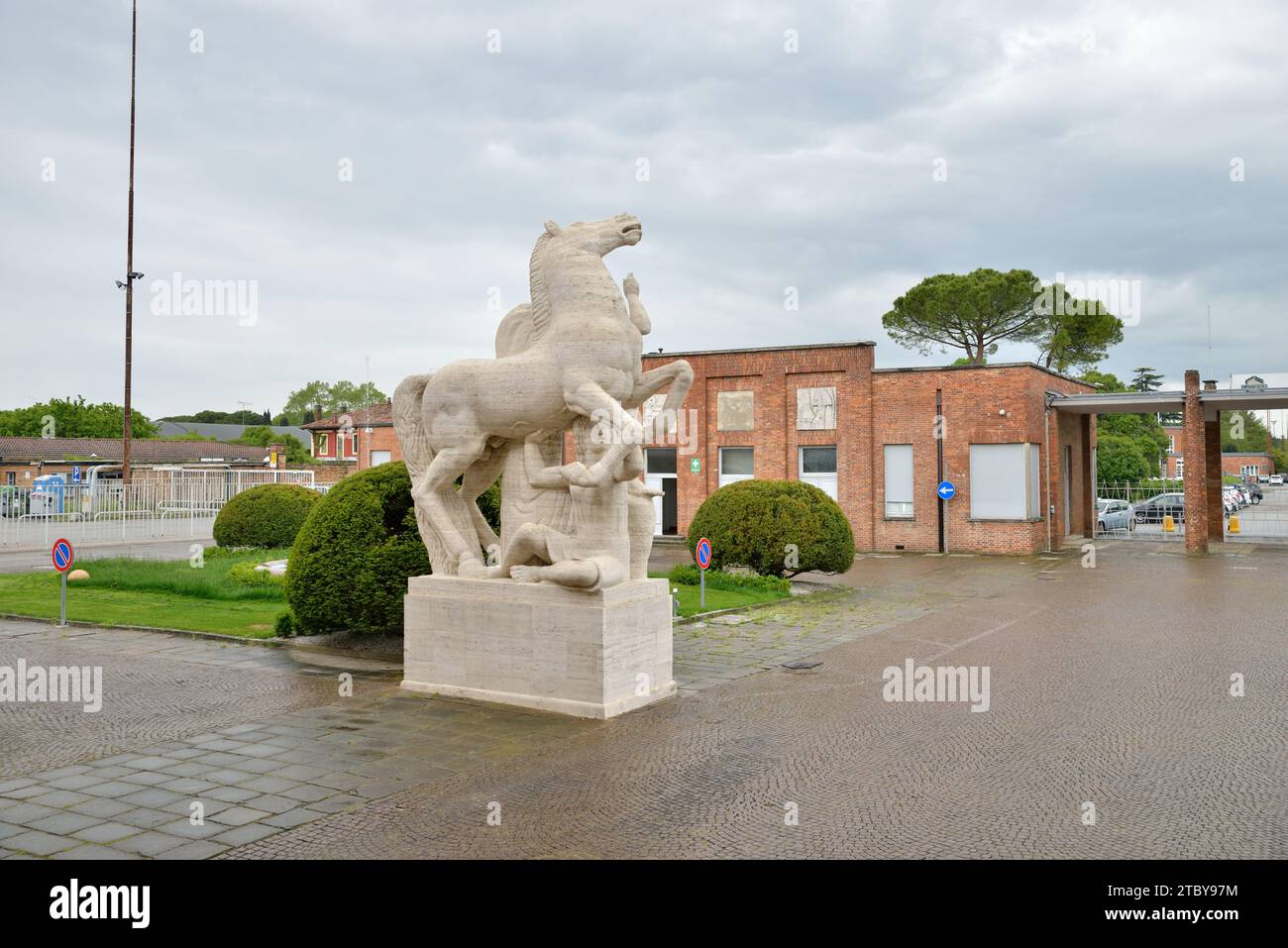 Torviscosa, Italia - l'edificio principale e il lato posteriore della statua situato all'ingresso Foto Stock