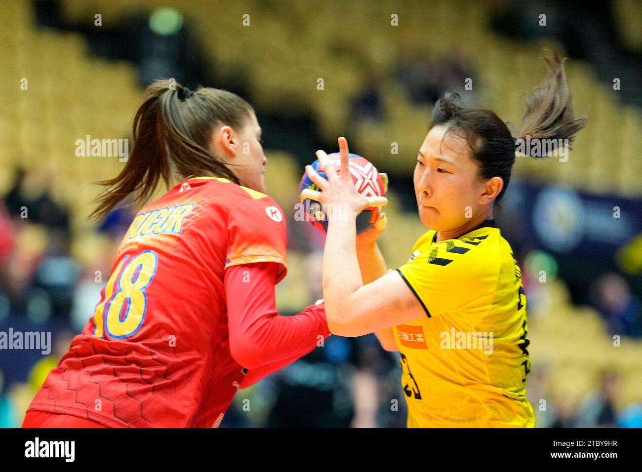 Herning, Danimarca. 9 dicembre 2023, Daria Bucur, Romania (18) e Natsuki Aizawa del Giappone (23) in azione durante la partita IHF World Womens Handball Championship tra Romania e Giappone nel girone principale 3 al Jyske Bank Boxen di Herning in Danimarca sabato 9 dicembre 2023. Crediti: Ritzau/Alamy Live News Foto Stock