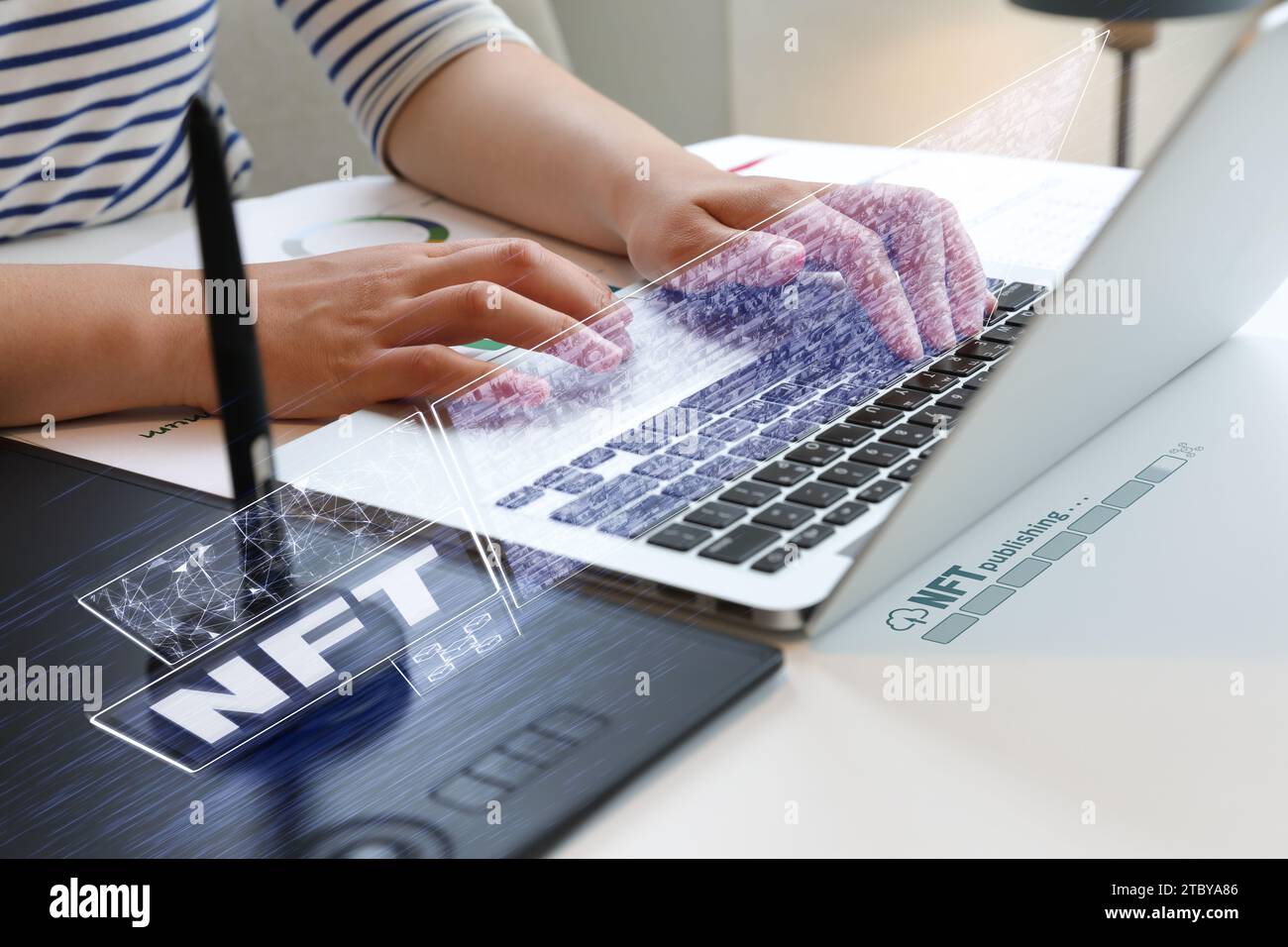 Donna che emette NFT alla scrivania con notebook e tablet (effetto olografico) Foto Stock