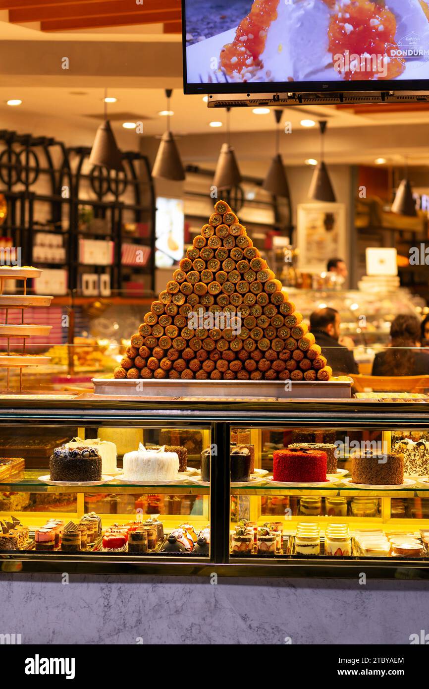 Istanbul, Turchia - 22 novembre 2021: Dolci e dessert turchi tradizionali e moderni venduti in un negozio di Istanbul, Turkiye. Foto Stock