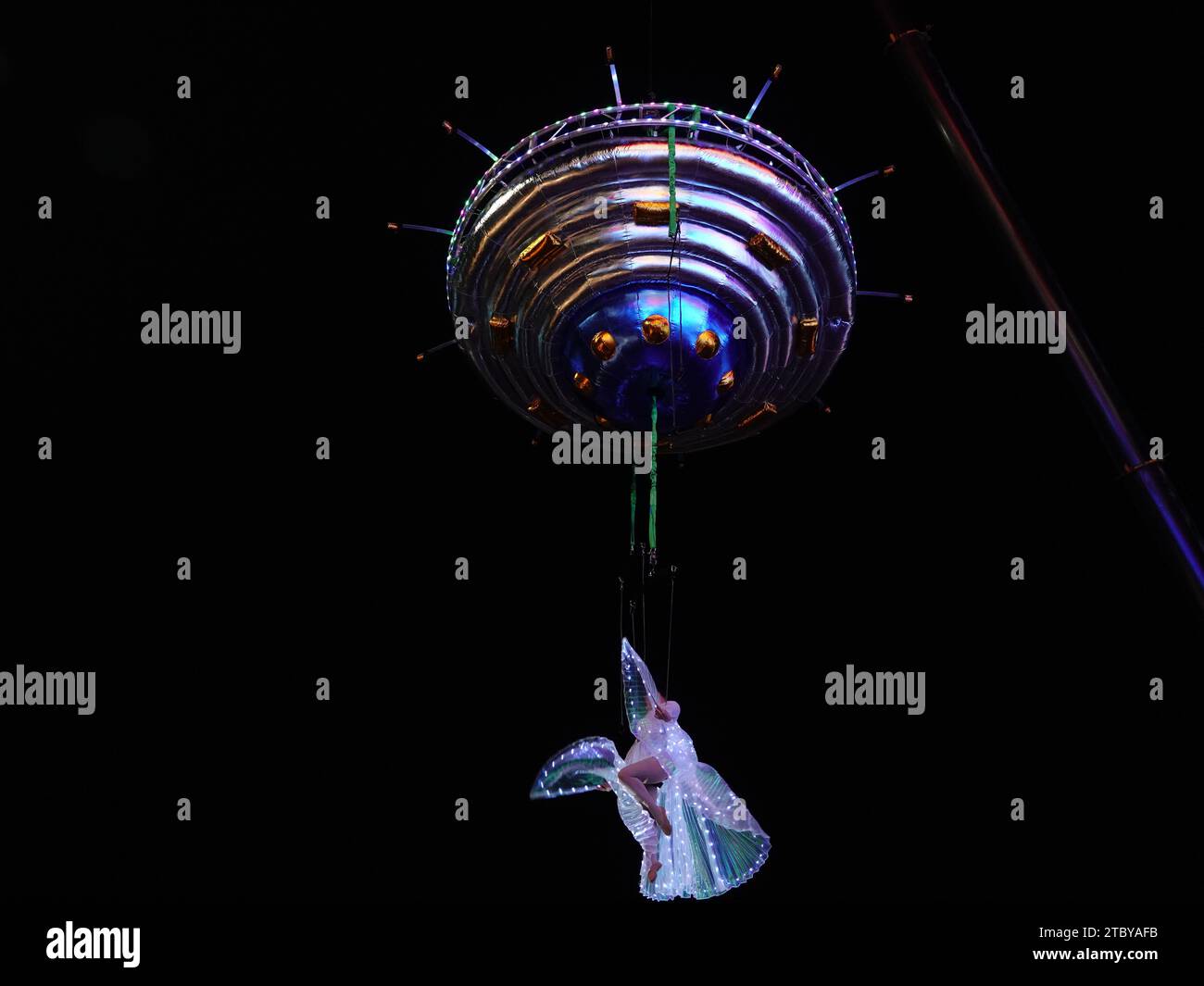 Yichang, Cina. 9 dicembre 2023. Un uomo che esegue uno spettacolo di dischi volanti ad alta quota celebra l'anniversario di Wanda Plaza a Yichang, provincia di Hubei, Cina, il 9 dicembre 2023. (Foto di Costfoto/NurPhoto) credito: NurPhoto SRL/Alamy Live News Foto Stock