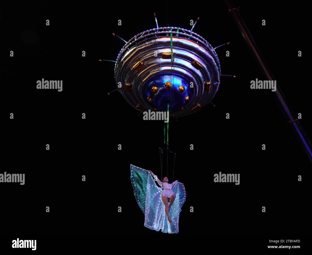 Yichang, Cina. 9 dicembre 2023. Un uomo che esegue uno spettacolo di dischi volanti ad alta quota celebra l'anniversario di Wanda Plaza a Yichang, provincia di Hubei, Cina, il 9 dicembre 2023. (Foto di Costfoto/NurPhoto) credito: NurPhoto SRL/Alamy Live News Foto Stock