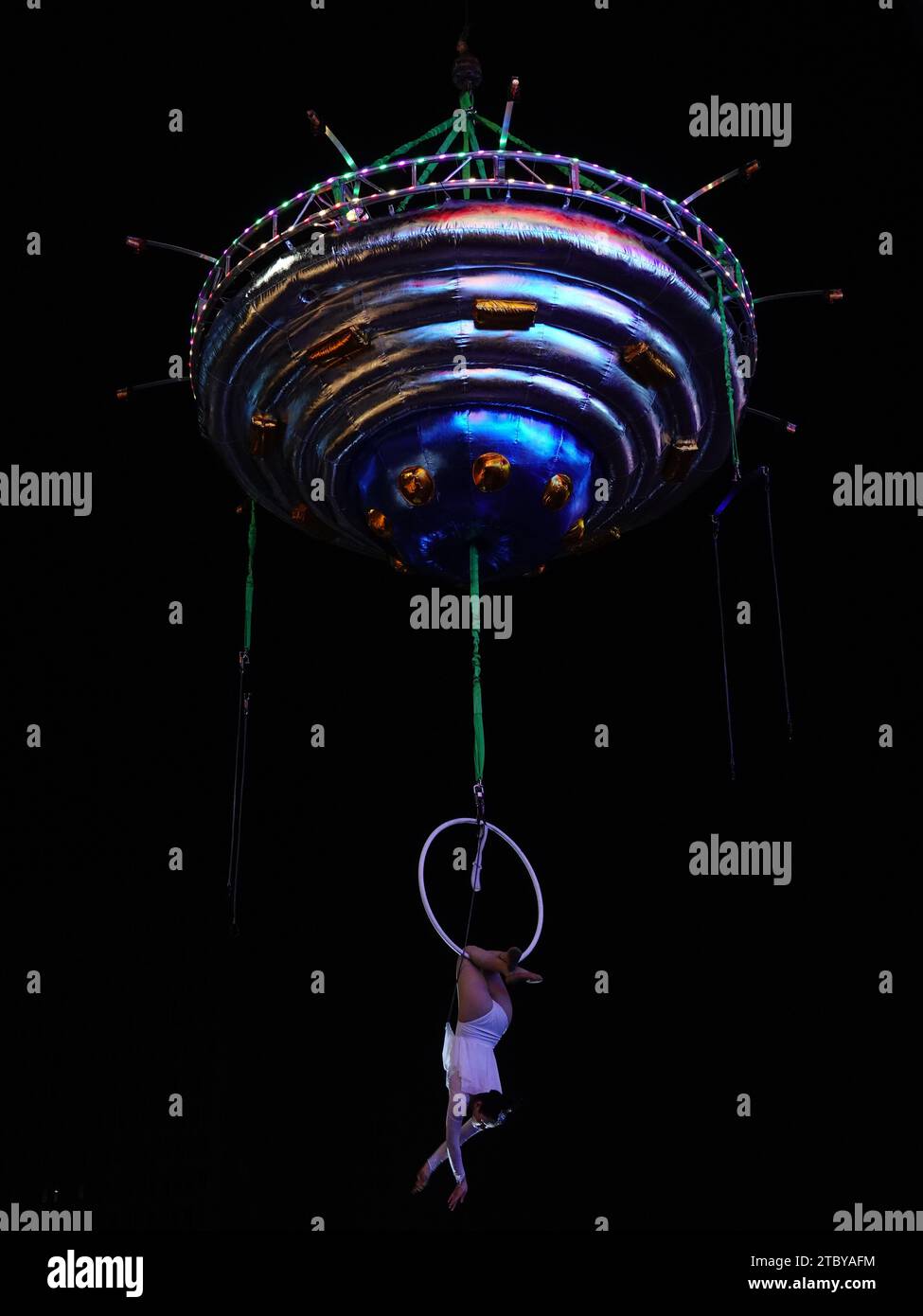 Yichang, Cina. 9 dicembre 2023. Un uomo che esegue uno spettacolo di dischi volanti ad alta quota celebra l'anniversario di Wanda Plaza a Yichang, provincia di Hubei, Cina, il 9 dicembre 2023. (Foto di Costfoto/NurPhoto) credito: NurPhoto SRL/Alamy Live News Foto Stock