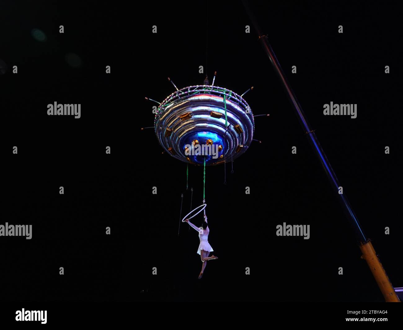 Yichang, Cina. 9 dicembre 2023. Un uomo che esegue uno spettacolo di dischi volanti ad alta quota celebra l'anniversario di Wanda Plaza a Yichang, provincia di Hubei, Cina, il 9 dicembre 2023. (Foto di Costfoto/NurPhoto) credito: NurPhoto SRL/Alamy Live News Foto Stock