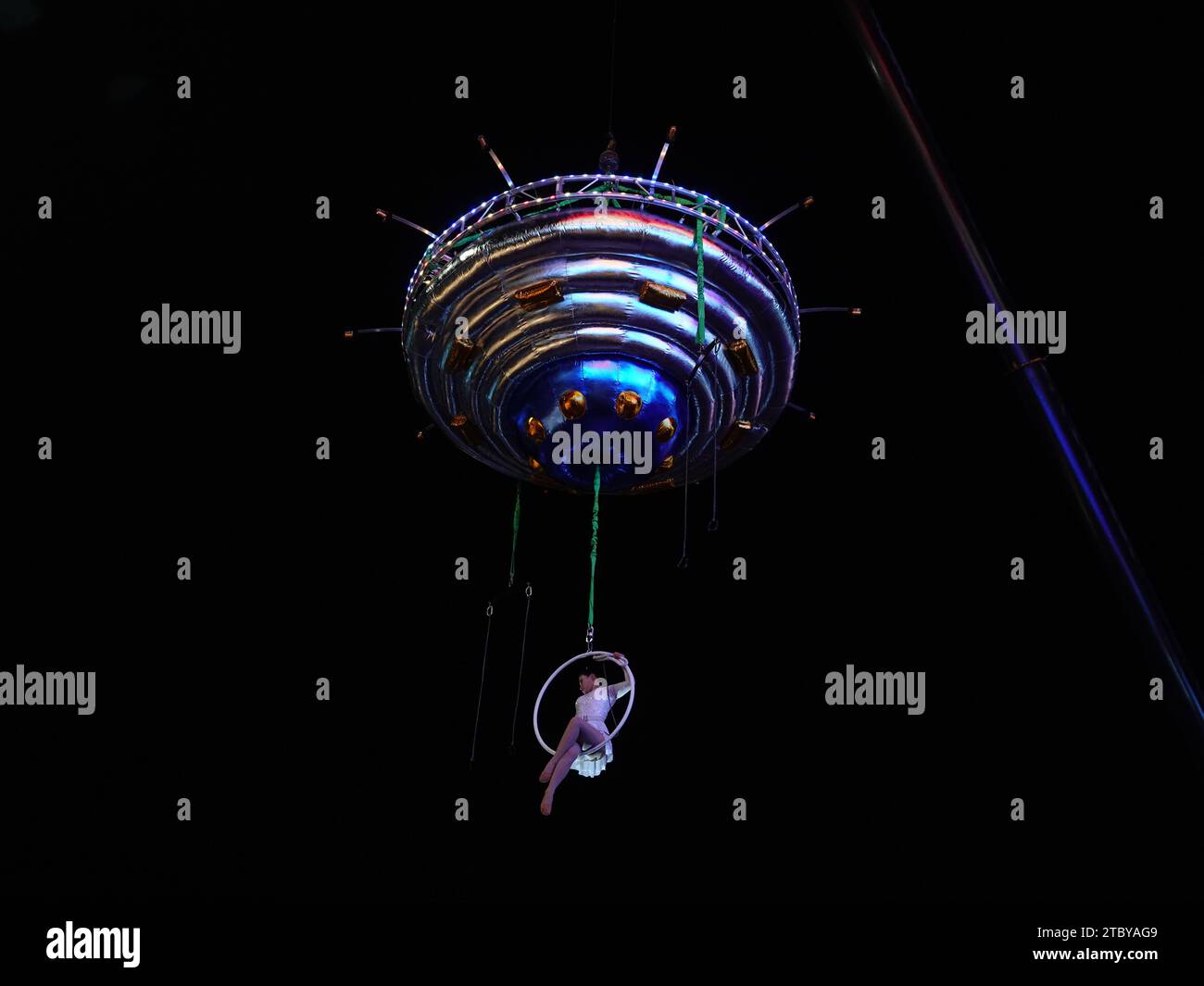 Yichang, Cina. 9 dicembre 2023. Un uomo che esegue uno spettacolo di dischi volanti ad alta quota celebra l'anniversario di Wanda Plaza a Yichang, provincia di Hubei, Cina, il 9 dicembre 2023. (Foto di Costfoto/NurPhoto) credito: NurPhoto SRL/Alamy Live News Foto Stock