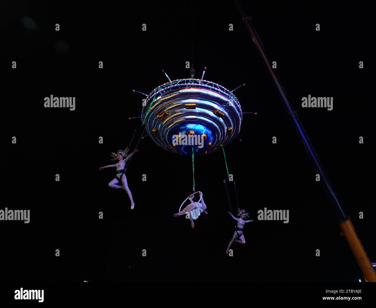 Yichang, Cina. 9 dicembre 2023. Un uomo che esegue uno spettacolo di dischi volanti ad alta quota celebra l'anniversario di Wanda Plaza a Yichang, provincia di Hubei, Cina, il 9 dicembre 2023. (Foto di Costfoto/NurPhoto) credito: NurPhoto SRL/Alamy Live News Foto Stock