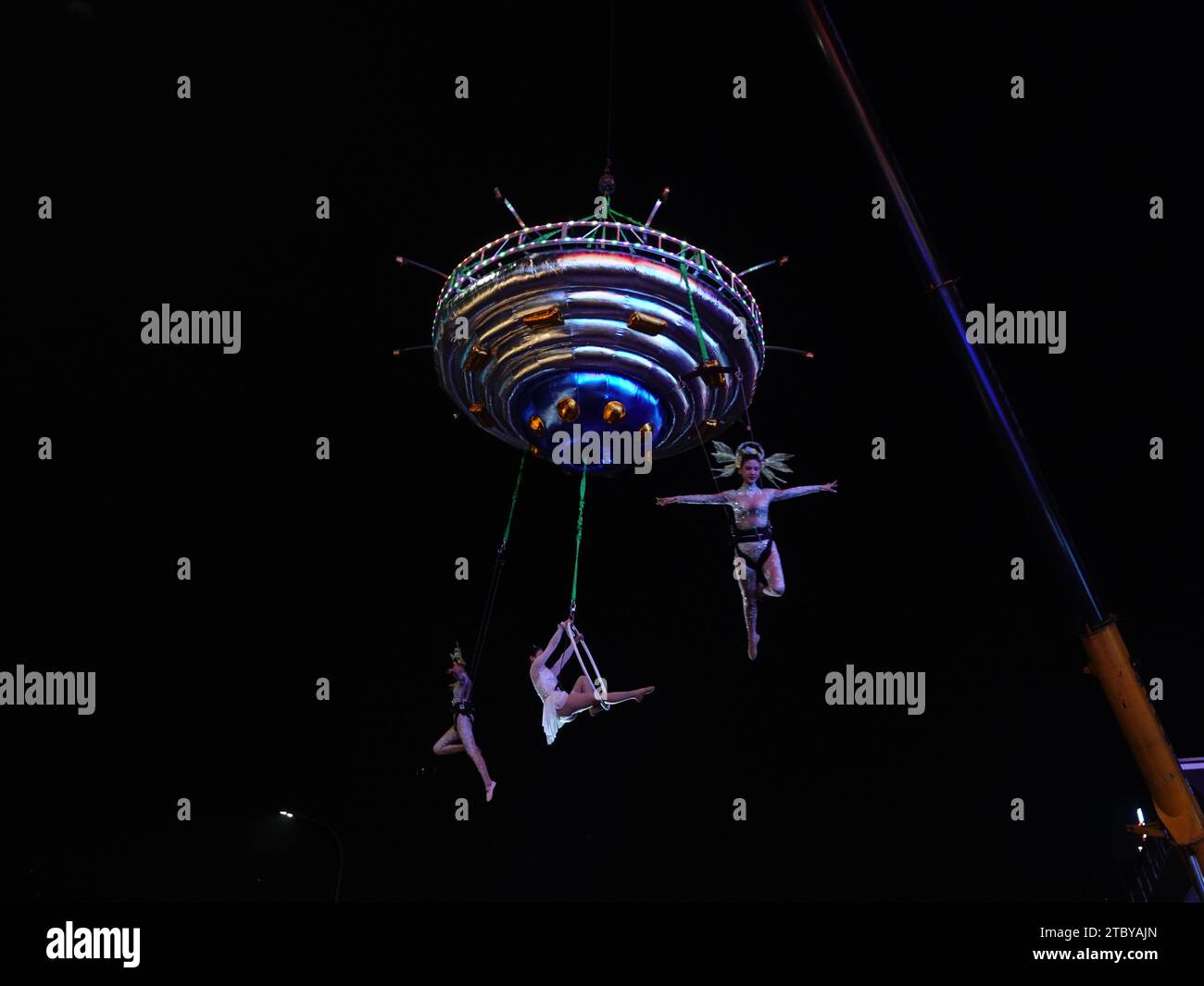 Yichang, Cina. 9 dicembre 2023. Un uomo che esegue uno spettacolo di dischi volanti ad alta quota celebra l'anniversario di Wanda Plaza a Yichang, provincia di Hubei, Cina, il 9 dicembre 2023. (Foto di Costfoto/NurPhoto) credito: NurPhoto SRL/Alamy Live News Foto Stock