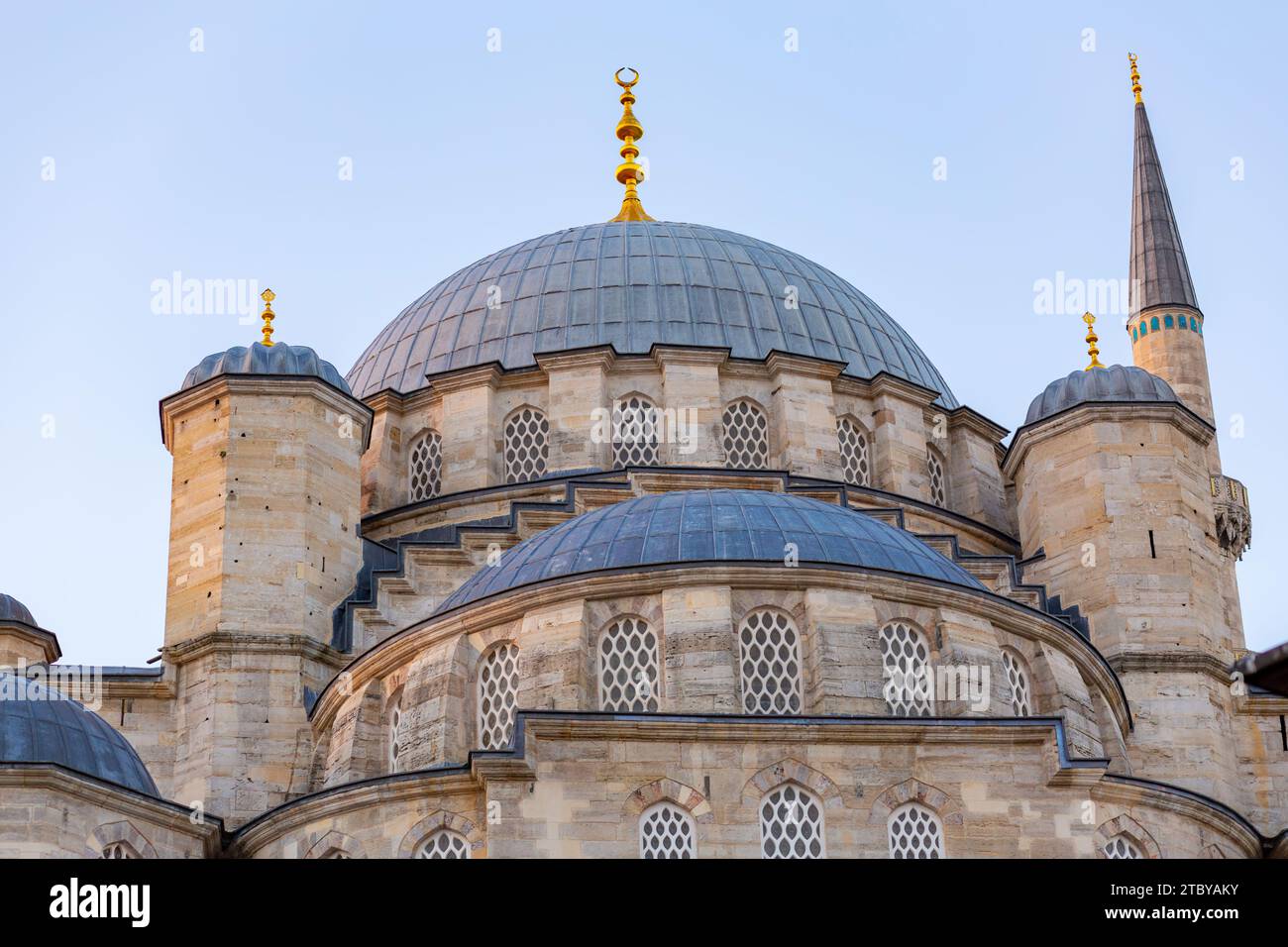 La nuova Moschea prende il nome dalla sua parziale ricostruzione e completamento tra il 1660 e il 1665, è una moschea imperiale ottomana situata a Eminonu, Istanbul Foto Stock