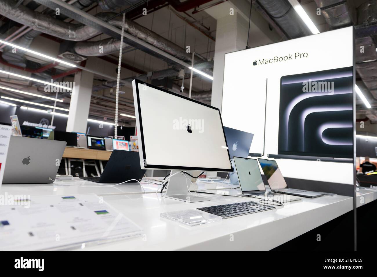Danzica, Polonia. 8 dicembre 2023. Computer MacBooks e iMac visti al centro commerciale di Danzica. (Foto di Mateusz Slodkowski/SOPA Images/Sipa USA) credito: SIPA USA/Alamy Live News Foto Stock