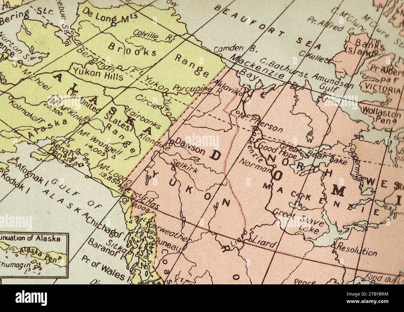 Una mappa politica d'epoca/antica in seppia che mostra Alaska e Canada. Foto Stock