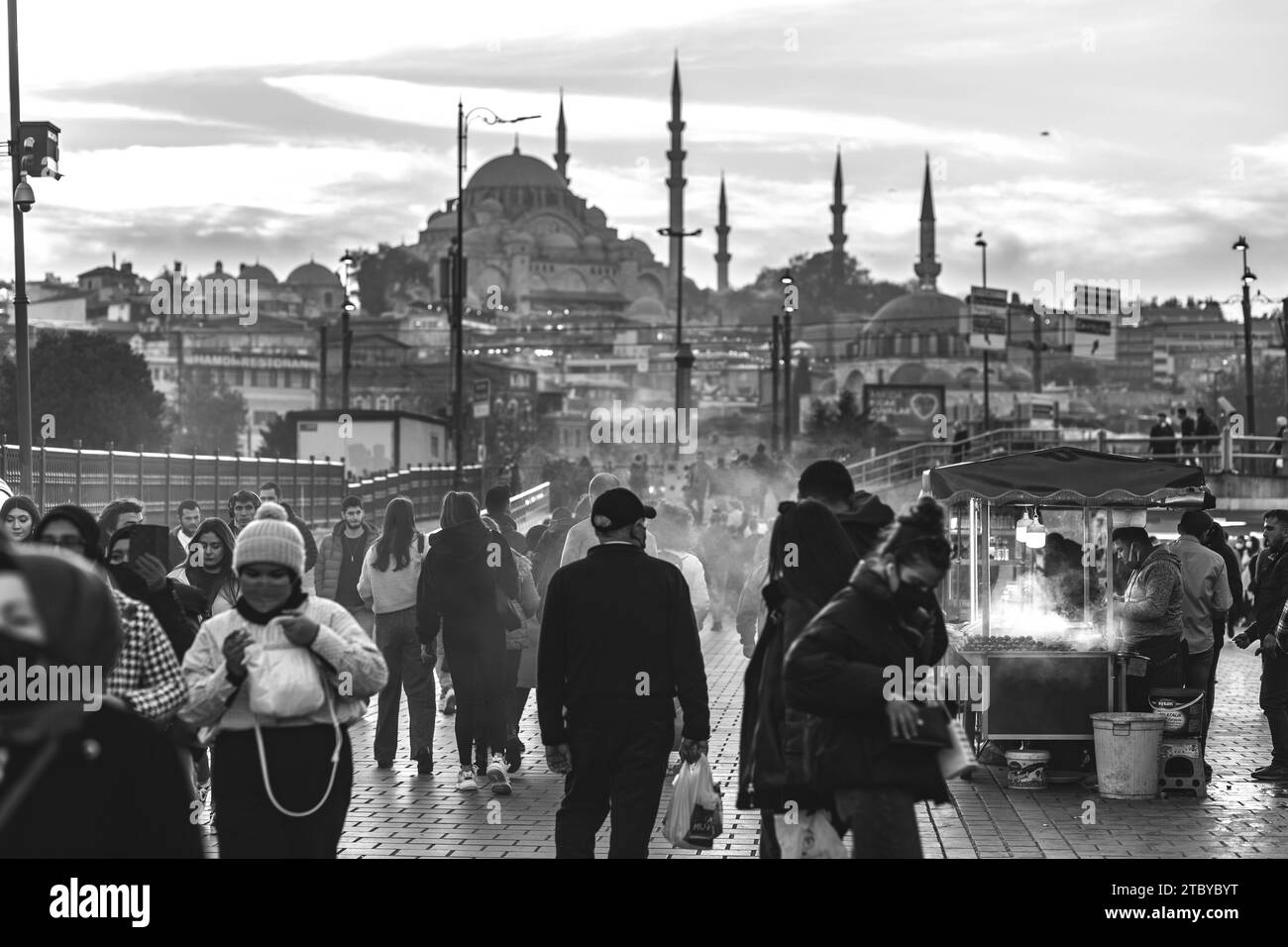 Istanbul, Turchia - 22 novembre 2021: Vista dalle strade di Eminonu, architettura generica sul lato europeo di Istanbul. Moschea Suleymaniye nel ba Foto Stock