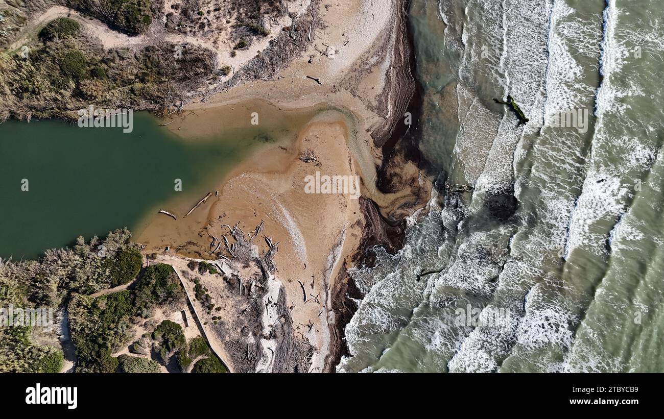 Vista aerea di un corpo d'acqua, con una costa e una terra visibili, ripresa da una prospettiva elevata Foto Stock