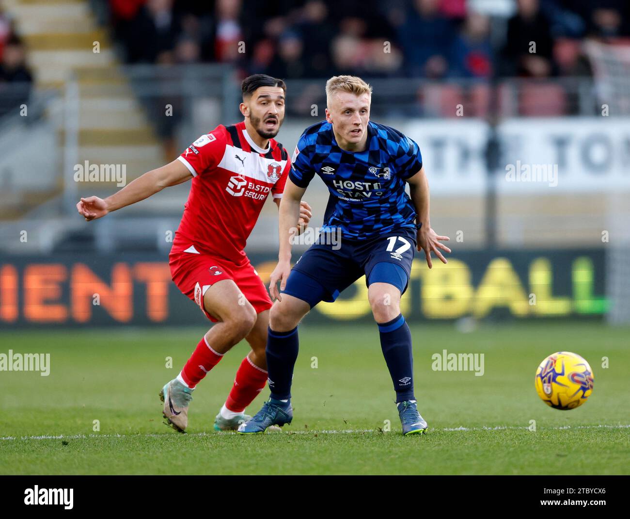 Louie Sibley (a destra) e Idris El Mizouni di Leyton Oreint combattono per il pallone durante la partita della Sky Bet League One a Brisbane Road, Londra. Data immagine: Sabato 9 dicembre 2023. Foto Stock