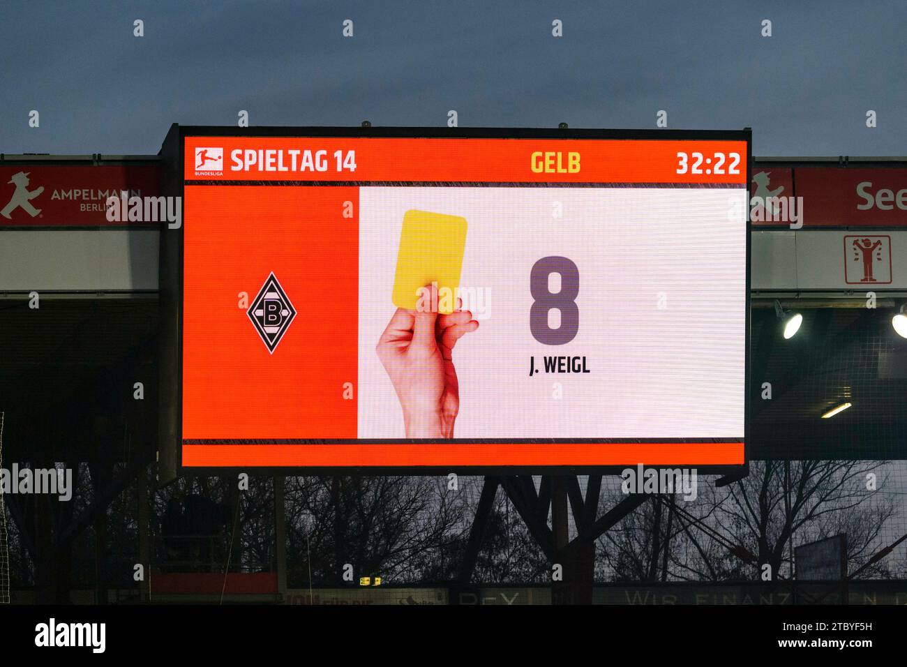 LED Anzeige, Gelb - Julian Weigl (Borussia Moenchengladbach, n. 08), GER, 1.FC Union Berlin vs Borussia Moenchengladbach, 1. Bundesliga, 14. Spieltag, Saison - Spielzeit 2023/2024, 09.12.2023, DFL REGULATIONS PROIBISCE QUALSIASI USO DI FOTOGRAFIE COME SEQUENZE DI IMMAGINI E/O QUASI-VIDEO, foto: Eibner-Pressefoto/Uwe Koch GER, 1.FC Union Berlin vs Borussia Moenchengladbach, 1. Bundesliga, 14. Spieltag, Saison - Spielzeit 2023/2024, 09.12.2023, DFL REGULATIONS PROIBISCE QUALSIASI USO DI FOTOGRAFIE COME SEQUENZE DI IMMAGINI E/O QUASI-VIDEO, foto: Eibner-Pressefoto/Uwe Koch Foto Stock