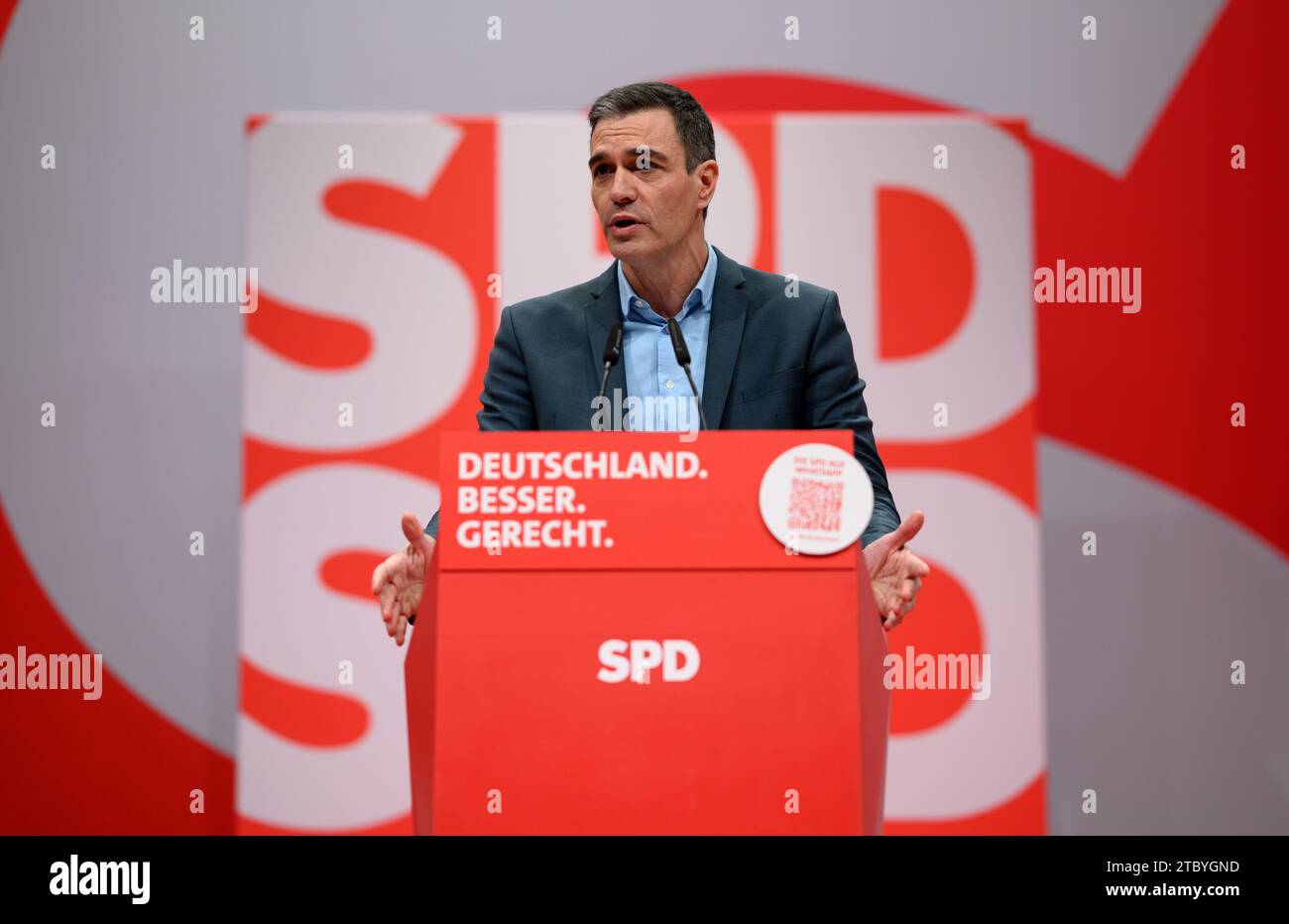 Berlino, Germania. 9 dicembre 2023. Pedro Sanchez, primo ministro della Spagna e presidente del Partido Socialista Obrero Español (PSOE), parla alla normale conferenza nazionale del partito SPD al Centro esposizioni di Berlino. Dall'8 al 10 dicembre 2023, i delegati hanno in programma di adottare una mozione chiave sulla modernizzazione della Germania, tra le altre cose, con la quale il SPD vuole posizionarsi per le prossime elezioni federali del 2025. Crediti: Bernd von Jutrczenka/dpa/Alamy Live News Foto Stock