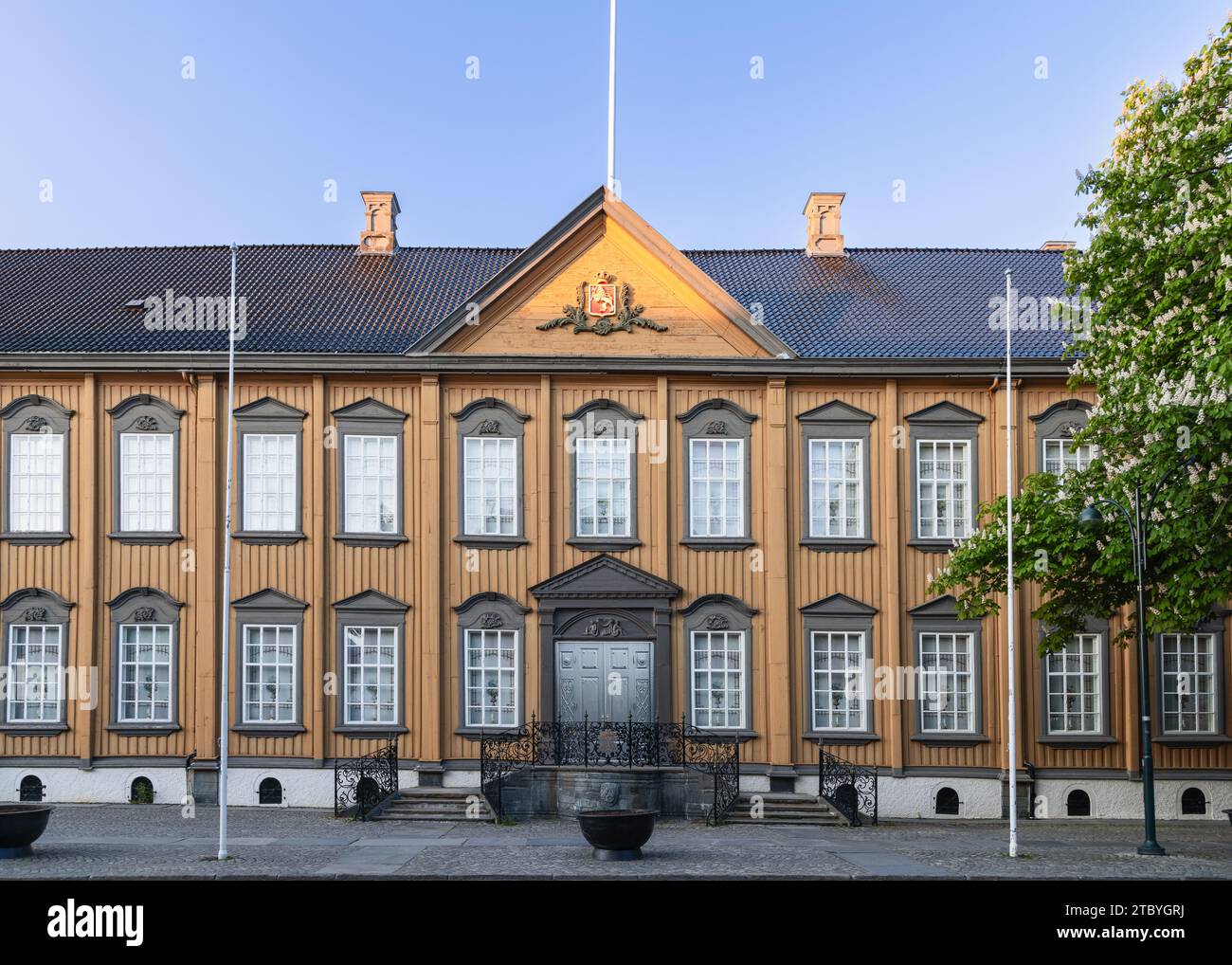 La facciata dello Stiftsgarden a Trondheim, Norvegia, presenta un'imponente struttura in legno del XVIII secolo, rinomata come una delle più grandi della Scandinavia Foto Stock