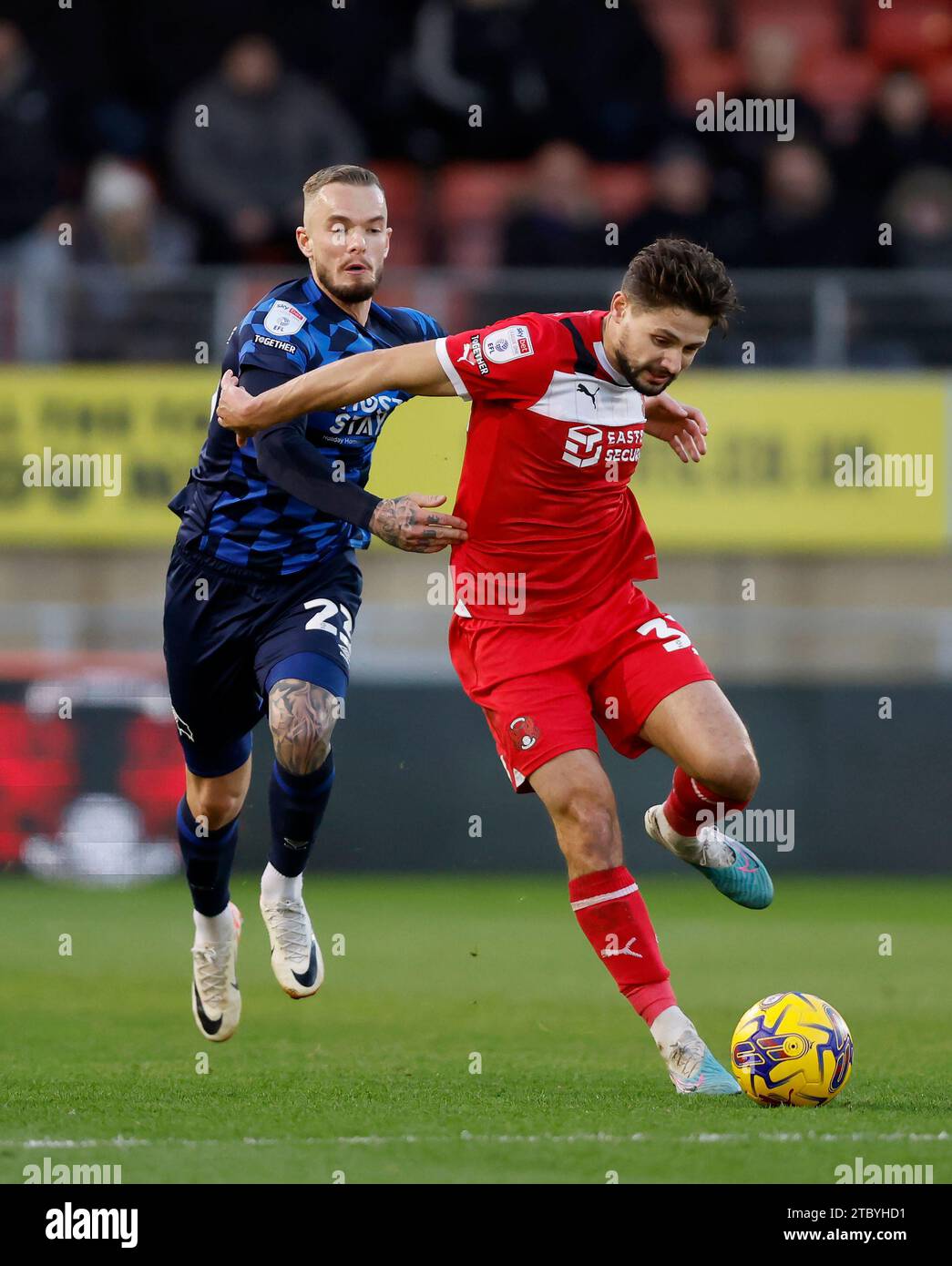 Joe Ward di Derby County (a sinistra) sfida Rob Hunt di Leyton Orient (a destra) durante la partita della Sky Bet League One a Brisbane Road, Londra. Data immagine: Sabato 9 dicembre 2023. Foto Stock