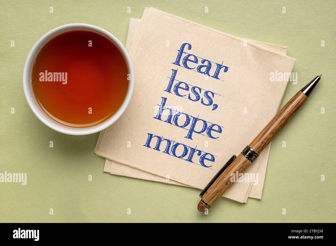 paura di meno, speranza di più - parole di saggezza su un tovagliolo con tè, stress e concetto di sviluppo personale Foto Stock