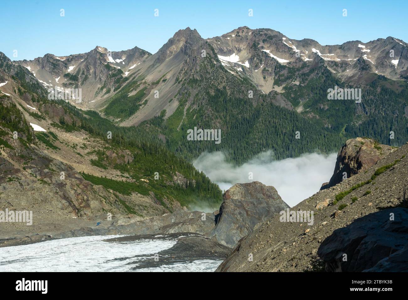 Le nuvole invertite si attaccano sotto le cime del Parco Nazionale Olimpico Foto Stock