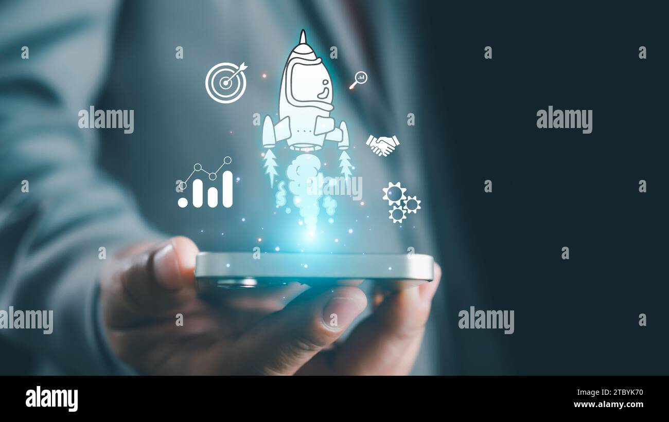 Avviare il concetto di business per il successo, un uomo d'affari che possiede uno smartphone e un'icona bianca a forma di razzo è in grado di volare fuori dallo schermo con la cifra di rete Foto Stock