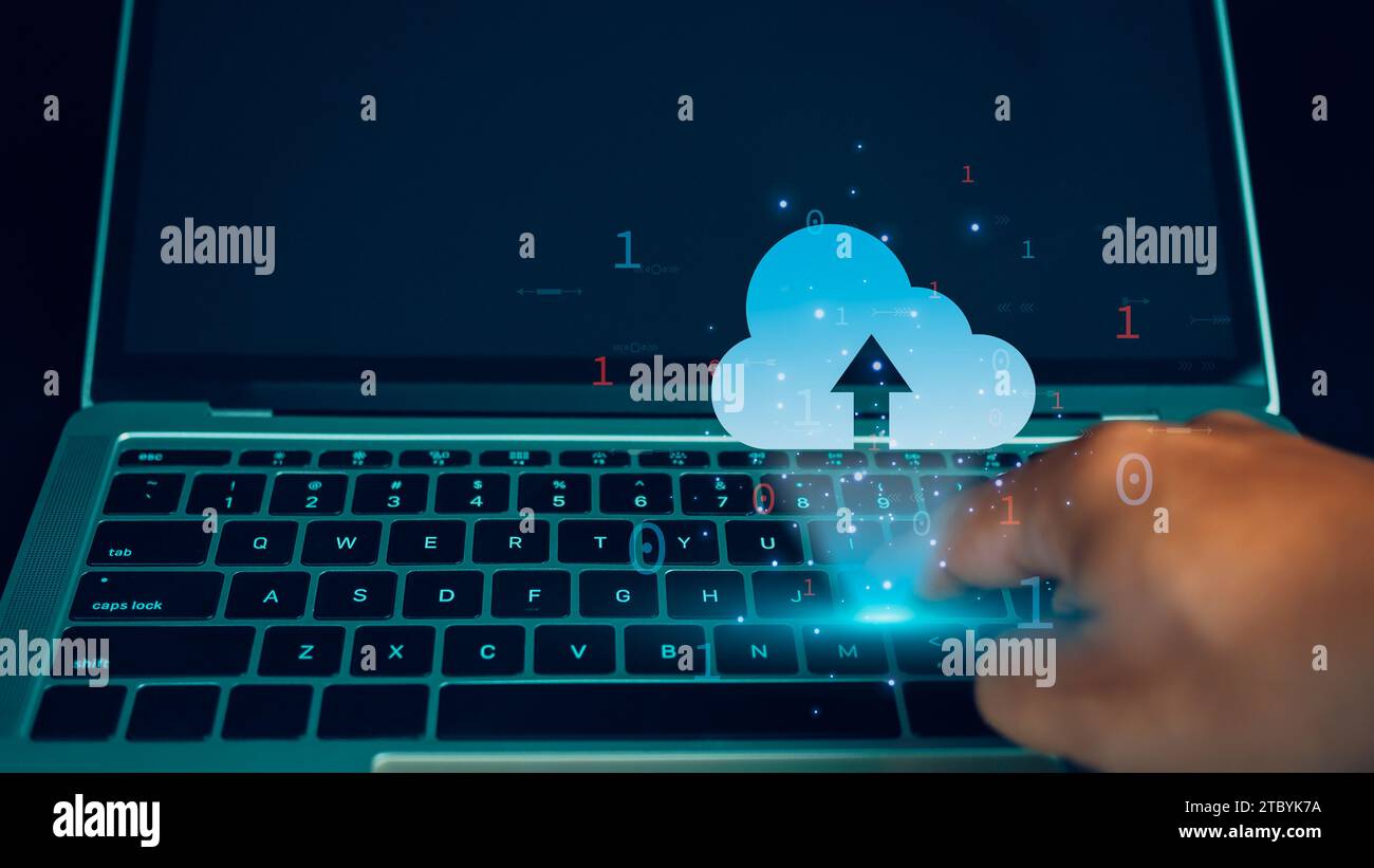 Human utilizza un laptop per il download e il backup tramite tecnologia di rete cloud digitale, tecnologia di storage cloud computing, piattaforma di archiviazione dati, Business NET Foto Stock