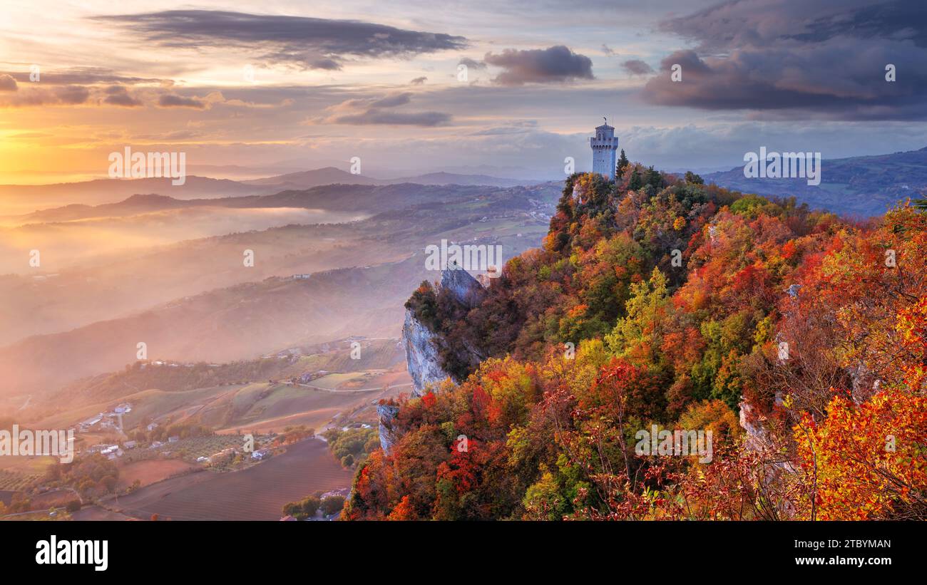 San Marino, Repubblica di San Marino, Italia. Immagine del paesaggio aereo di San Marino, Italia alla splendida alba autunnale. Foto Stock