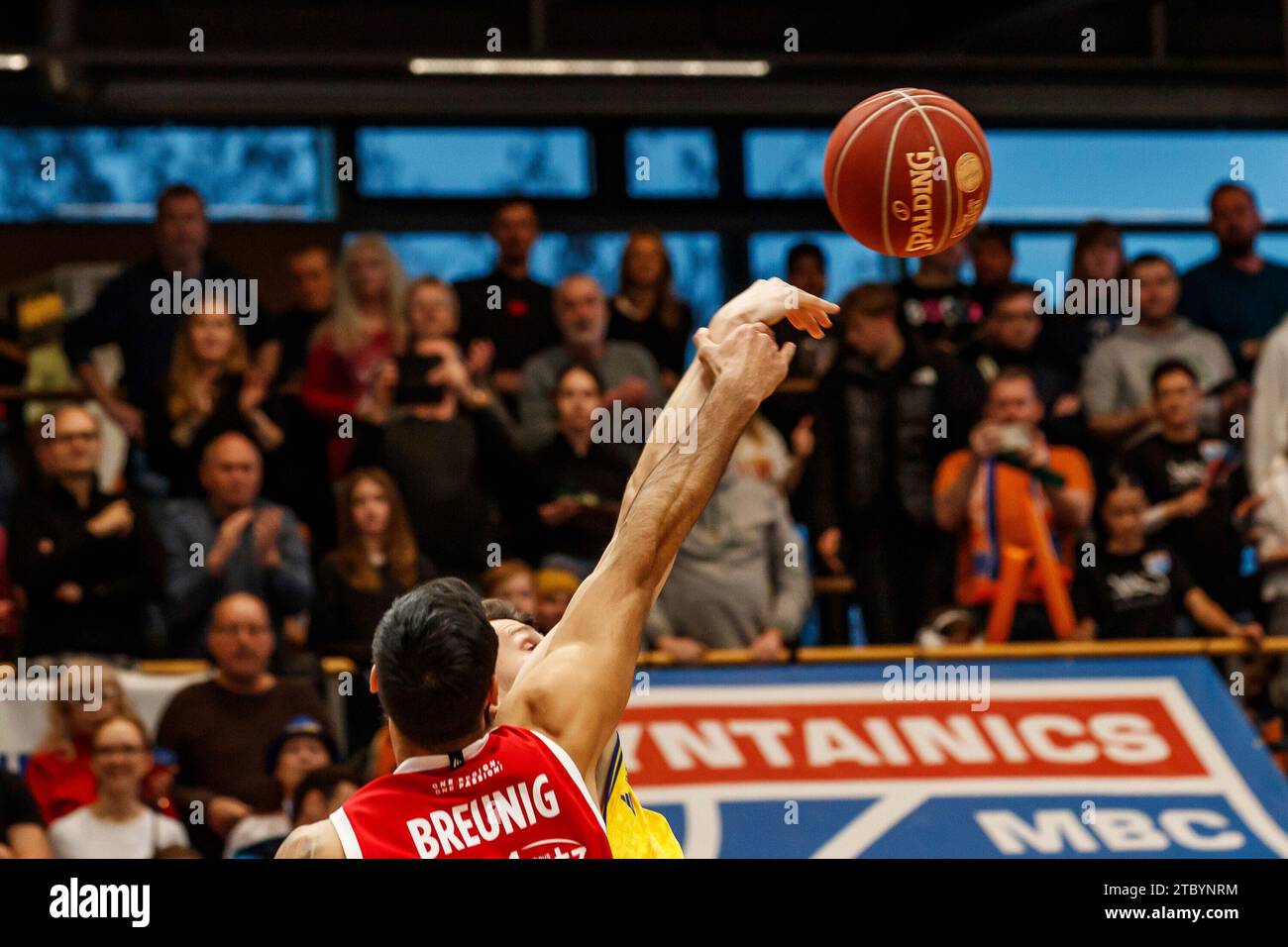 Martin Breunig (MBC, 8) und Yanni Wetzell (Alba, 5) beim Tip Off, Sprungball, 09.12.2023, Weißenfels (Deutschland), pallacanestro, Viertelfinale BBL-Pokal, Syntainics MBC - Alba Berlin Foto Stock