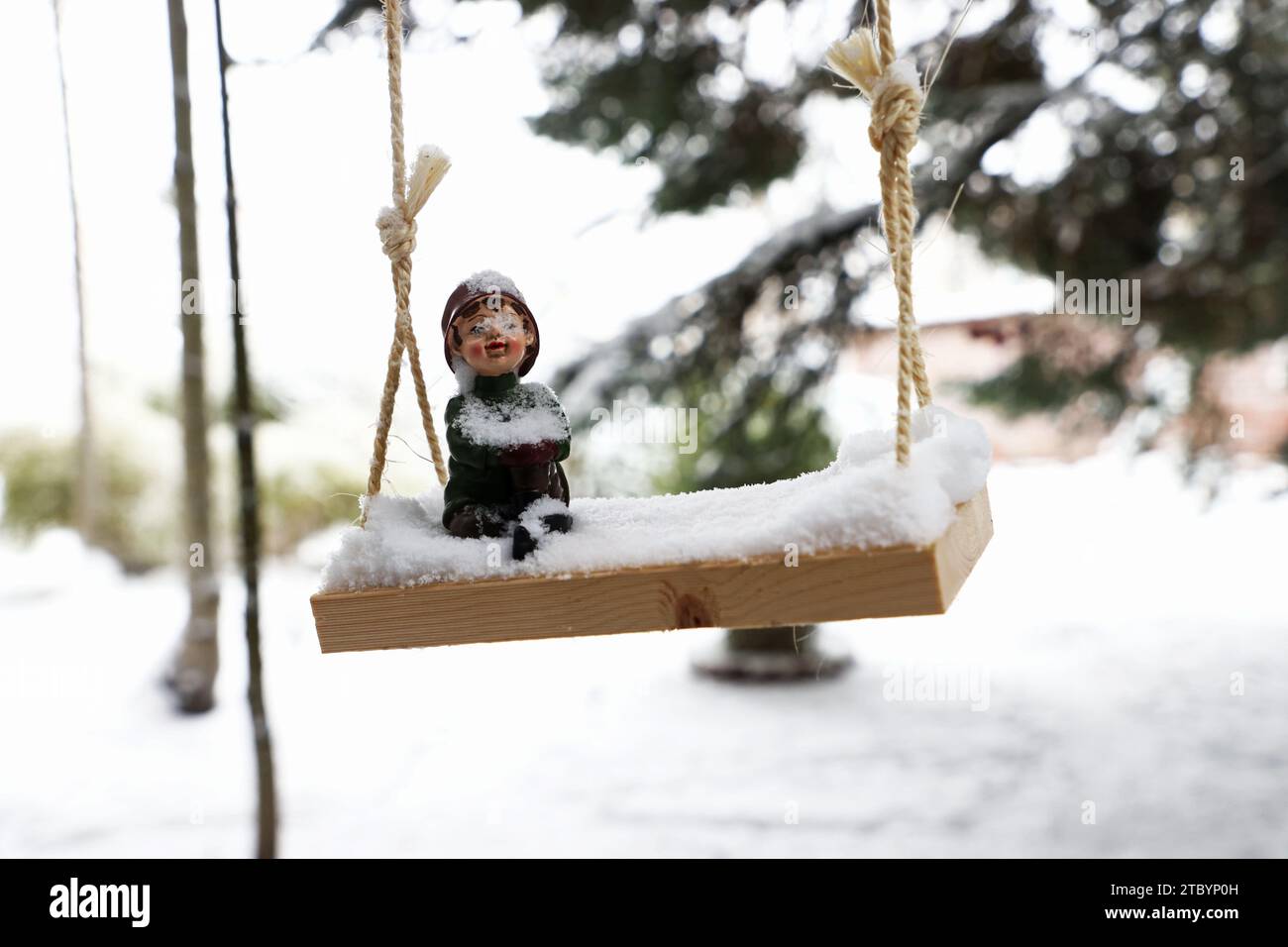 Uppsala, Svezia. 9 dicembre 2023. Segni e simboli, decorazioni natalizie in una foresta, di sabato. Credito: Jeppe Gustafsson/Alamy Live News Foto Stock