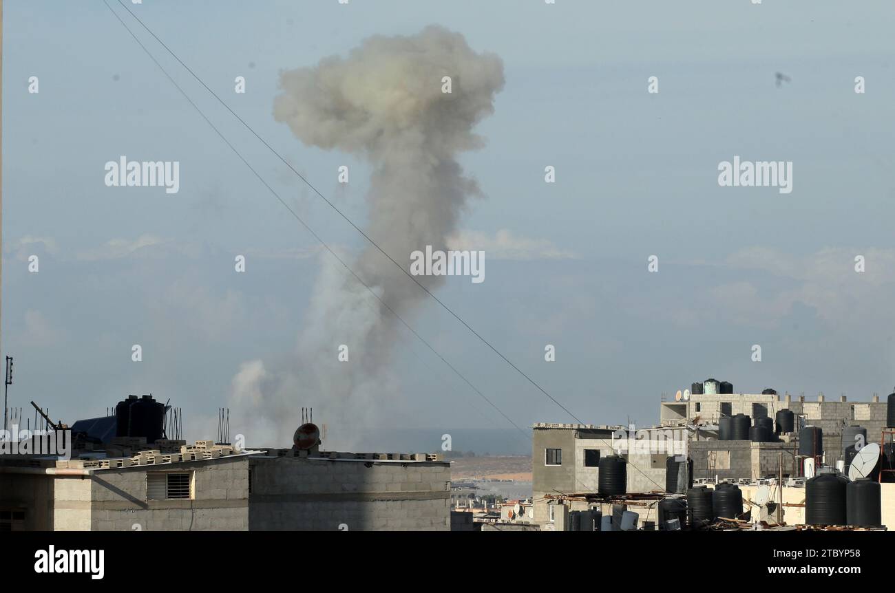 Rafah, Gaza. 9 dicembre 2023. Il fumo rimbalza dopo il bombardamento israeliano nella zona di al-Mawasi a ovest di Rafah nella Striscia di Gaza meridionale, sabato 9 dicembre 2023. Foto di Ismael Mohamad/UPI. Crediti: UPI/Alamy Live News Foto Stock