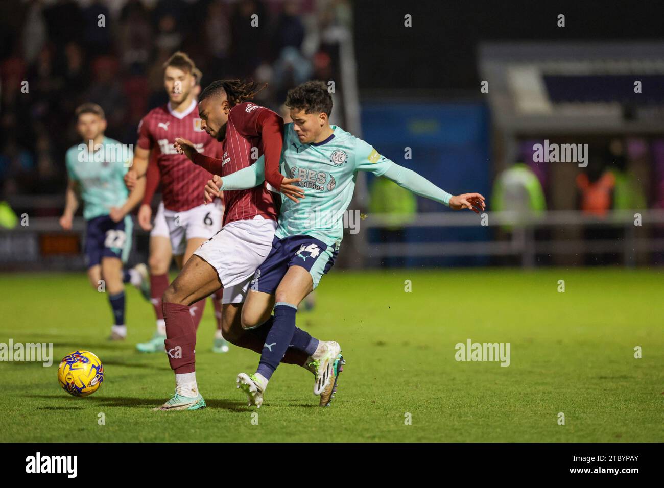 Northampton, Regno Unito. 9 dicembre 2023. L'Akinwale Odimayo di Northampton Town è sfidato dal Phoenix Patterson di Fleetwood Town durante la seconda metà della partita Sky Bet League 1 tra Northampton Town e Fleetwood Town al PTS Academy Stadium di Northampton sabato 9 dicembre 2023. (Foto: John Cripps | mi News) crediti: MI News & Sport /Alamy Live News Foto Stock