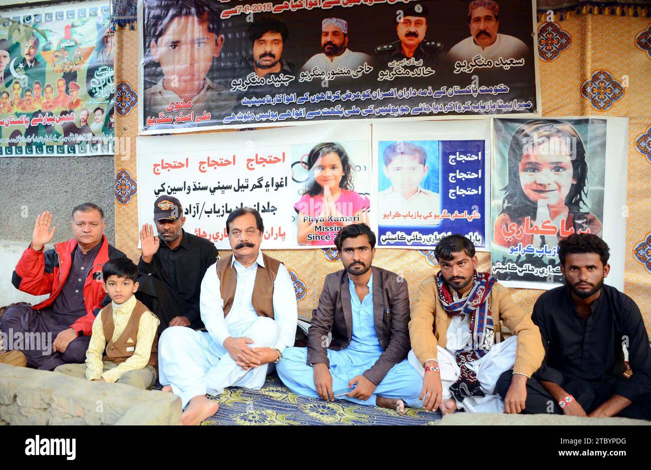 I parenti delle persone scomparse stanno organizzando una manifestazione di protesta per recuperare i loro cari, al club stampa di Hyderabad sabato 9 dicembre 2023. Foto Stock