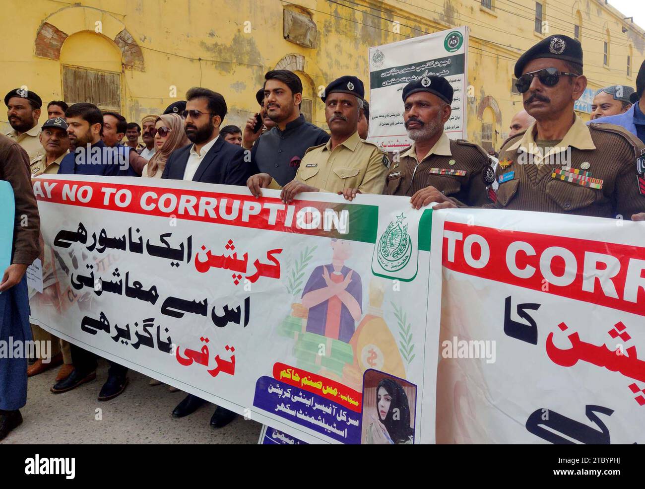 I partecipanti stanno organizzando una camminata di sensibilizzazione contro la corruzione organizzata dal Dipartimento anticorruzione di Sindh, tenutasi a Sukkur sabato 9 dicembre 2023. Foto Stock