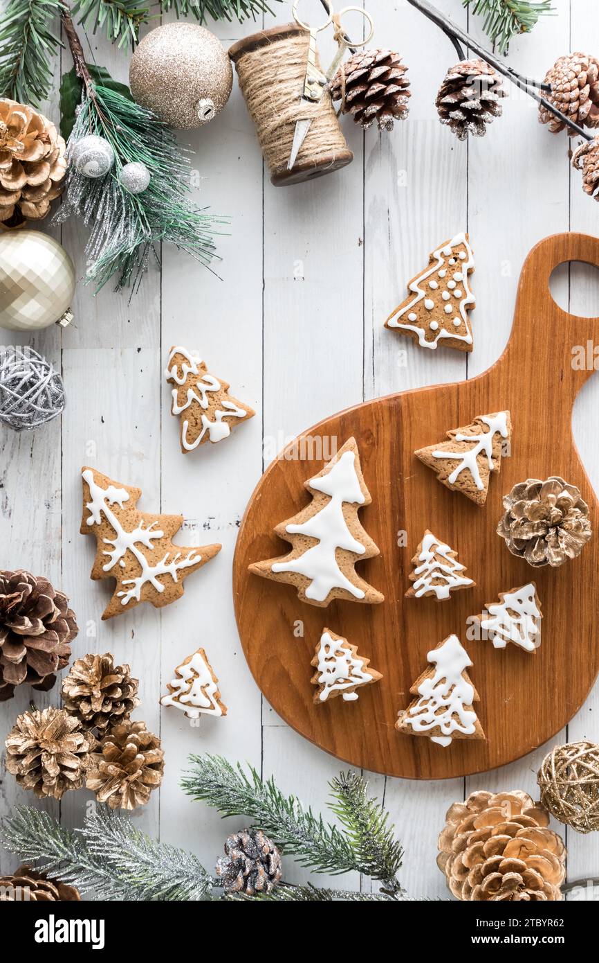 Un assortimento di biscotti al pan di zenzero circondati da decorazioni festive. Foto Stock