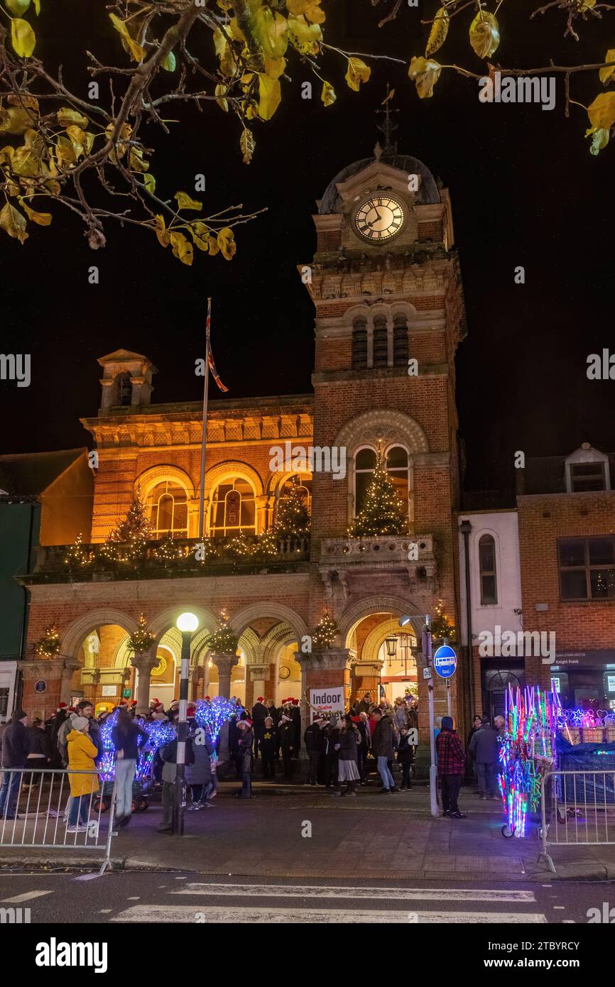 8 dicembre 2023. L'Hungerford Victorian Extravaganza, un evento natalizio annuale, si svolse nella città del West Berkshire, in Inghilterra. La serata prevede una sfilata, con la fiera di strada di Natale, musica festiva, cibo e bevande e motori a vapore. Foto Stock