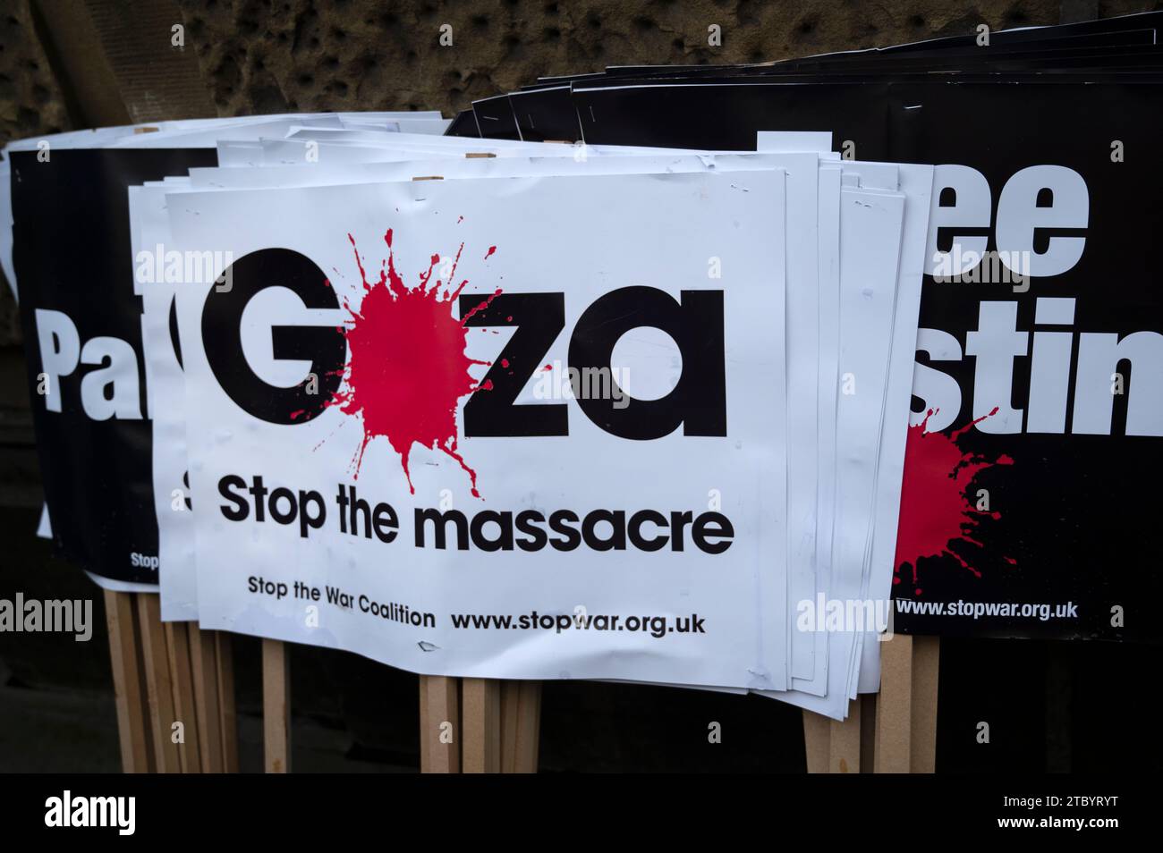 Il 9 dicembre 2023 persone si riuniscono intorno all'incrocio di Bank nella City di Londra per chiedere un cessate il fuoco a Gaza Foto Stock